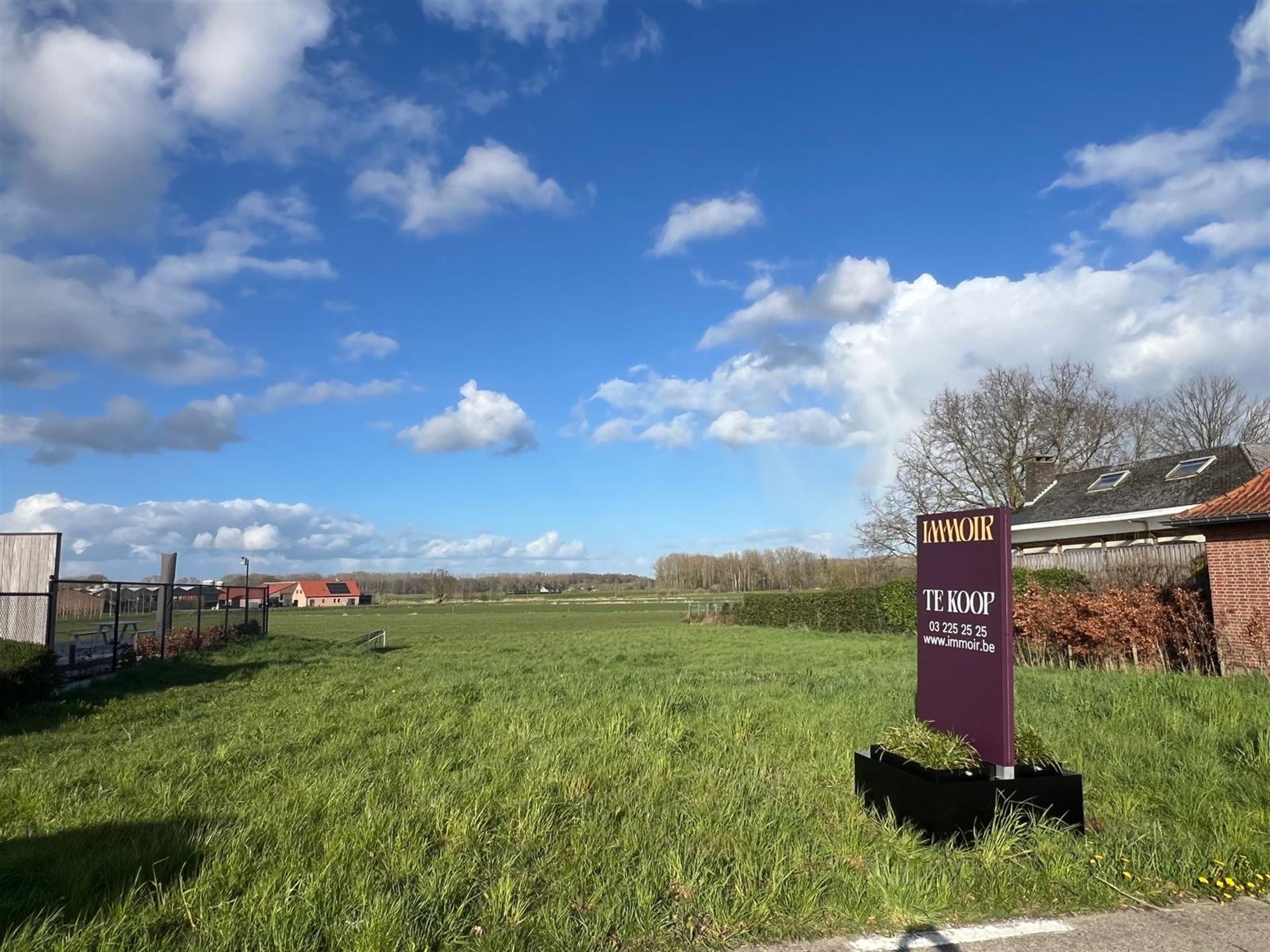 Bouwgrond van 1.034 m² met uitzonderlijke breedte en weids uitzicht.