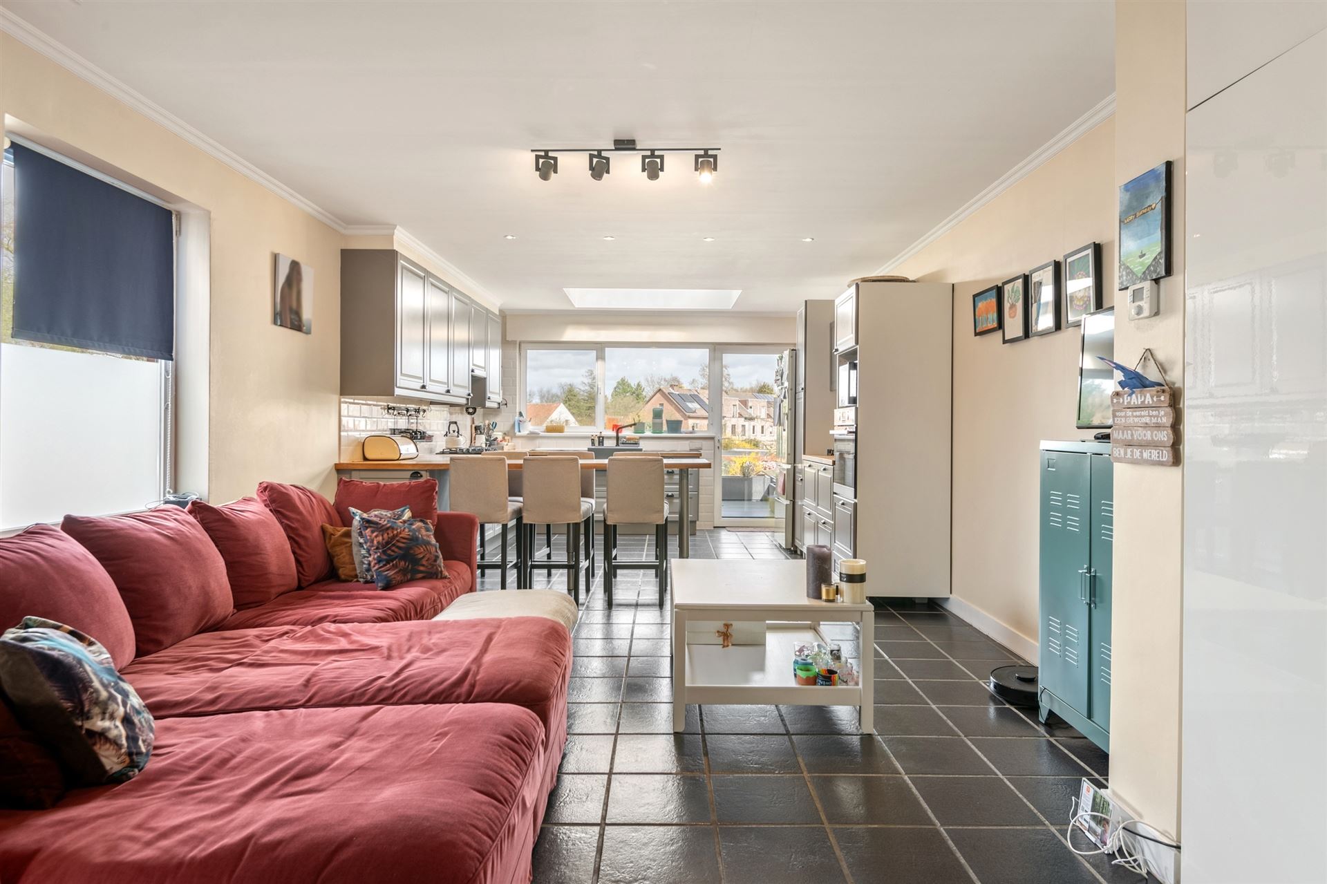 Veelzijdig commercieel pand met ruime woonst, terras en tuin