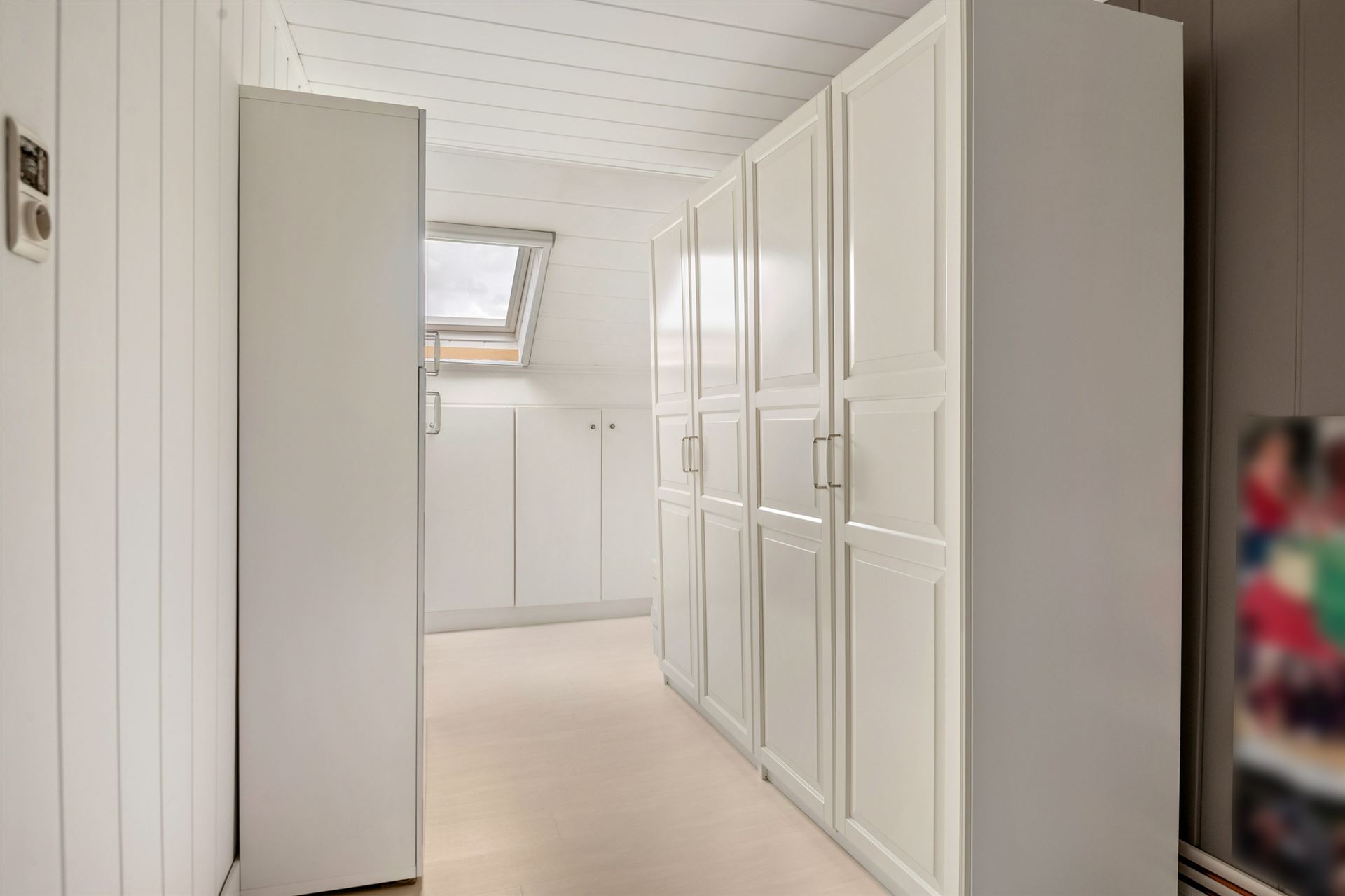 Veelzijdig commercieel pand met ruime woonst, terras en tuin