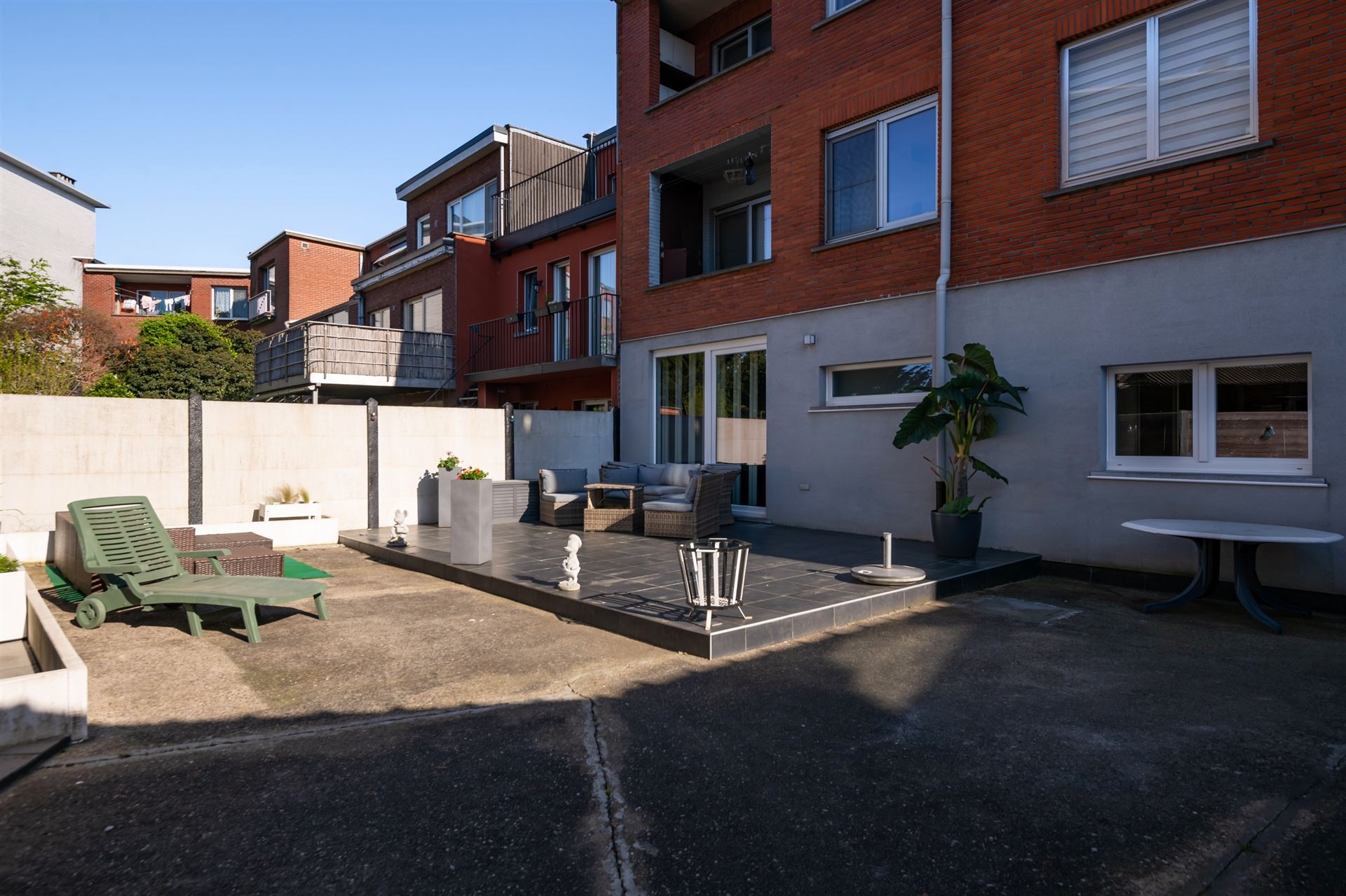 Gezellig gelijkvloers appartement met 3slpks en tuin.