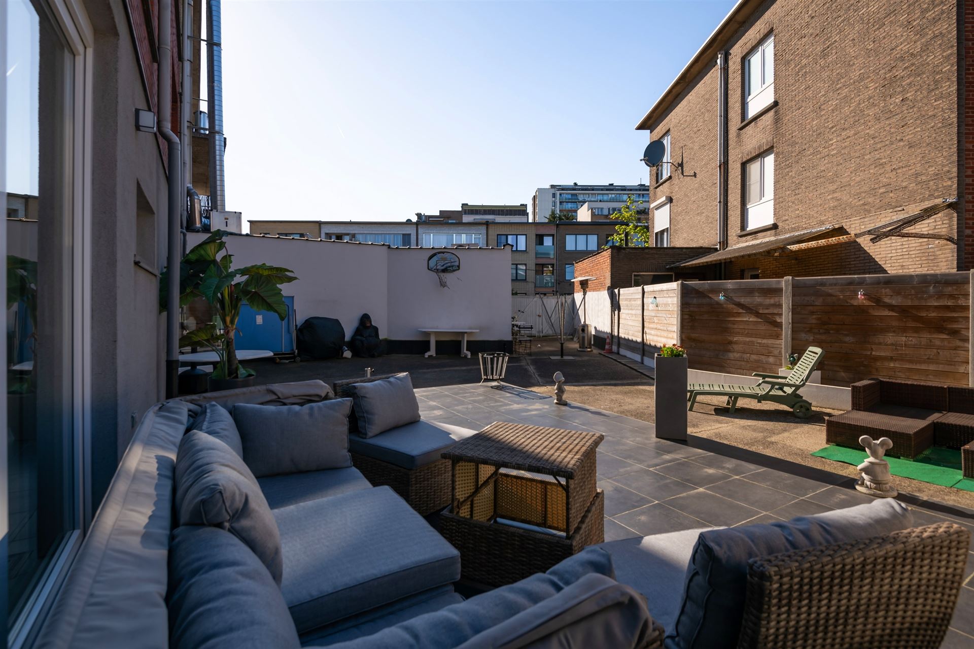 Gezellig gelijkvloers appartement met 3slpks en tuin.
