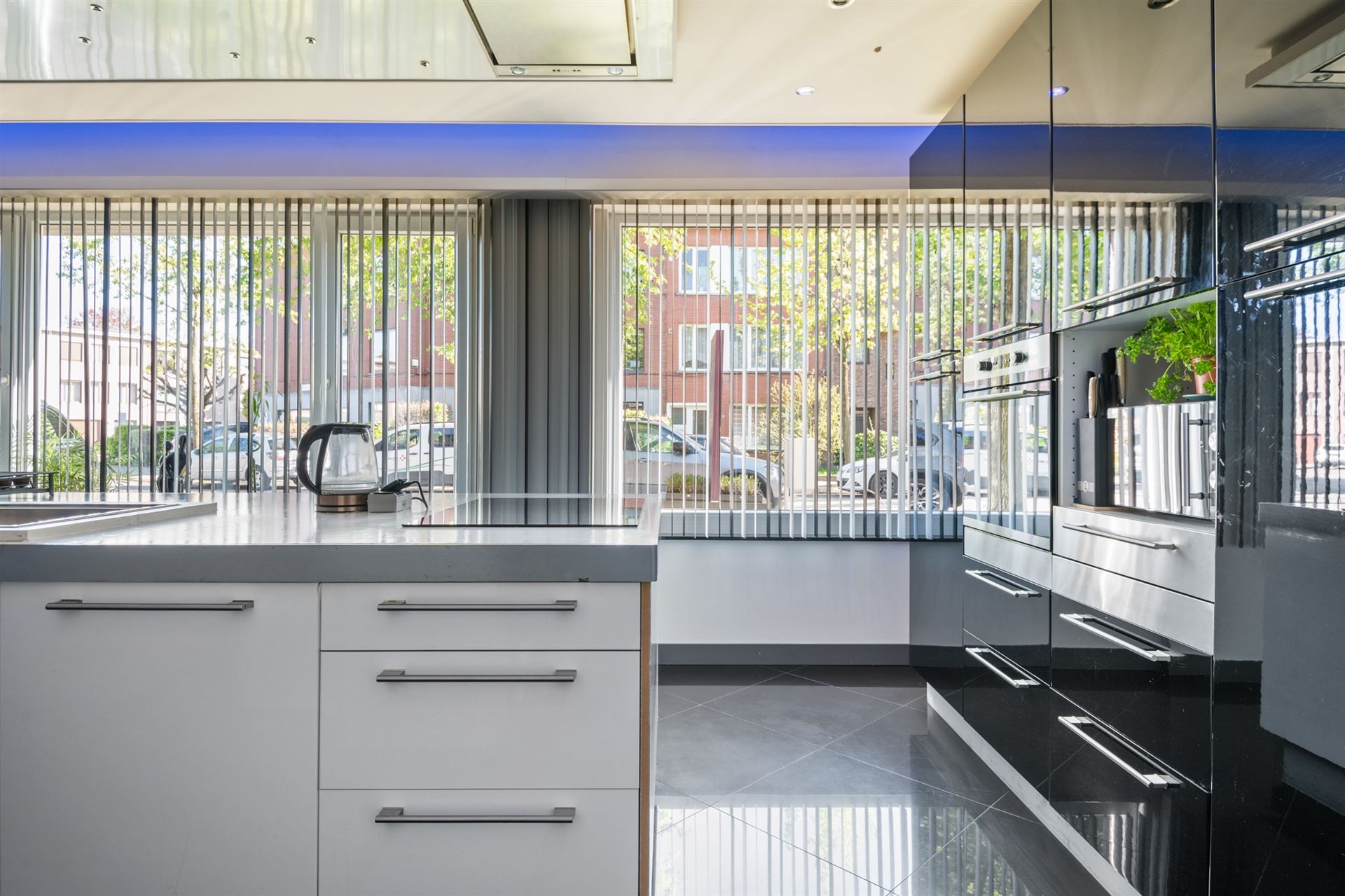 Gezellig gelijkvloers appartement met 3slpks en tuin.