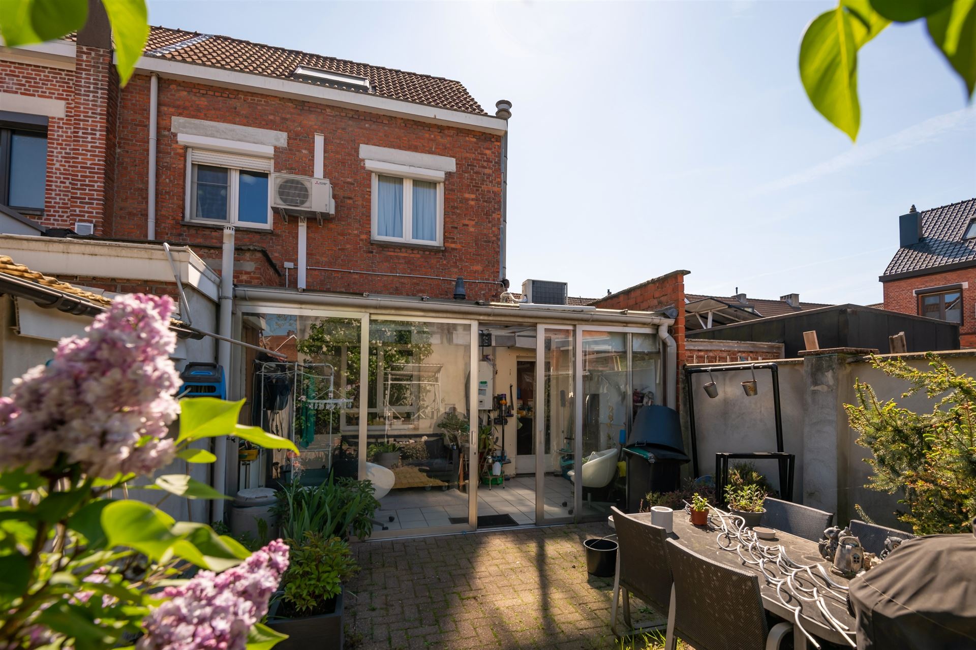 Centraal gelegen gezinswoning met 3 slaapkamers en stadstuin.