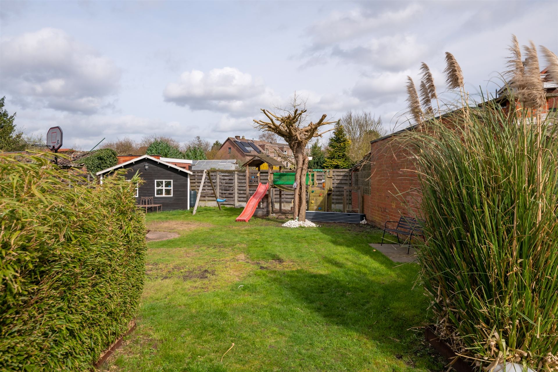Centraal gelegen gezinswoning met zonnige tuin.