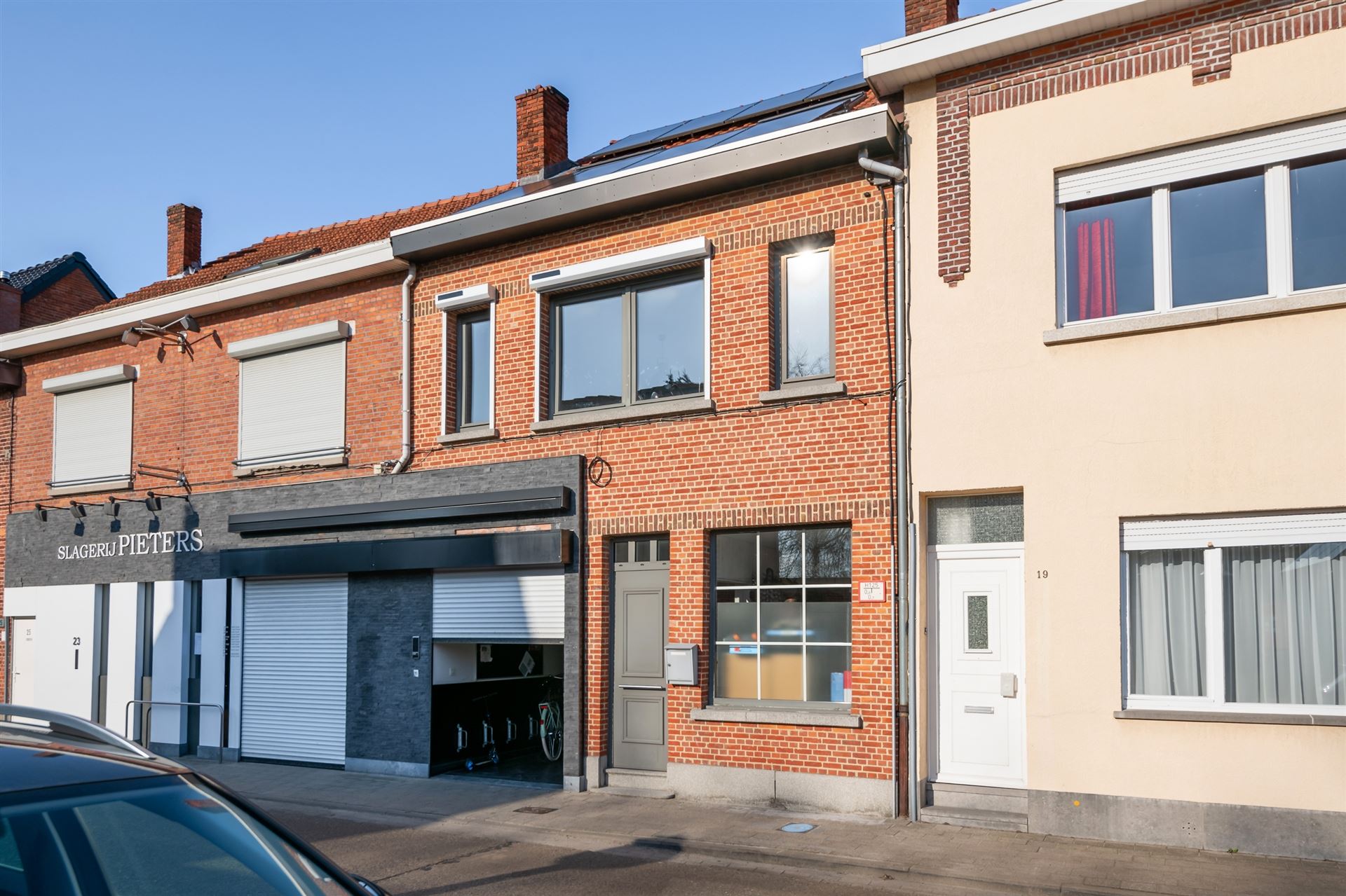Centraal gelegen gezinswoning met zonnige tuin.