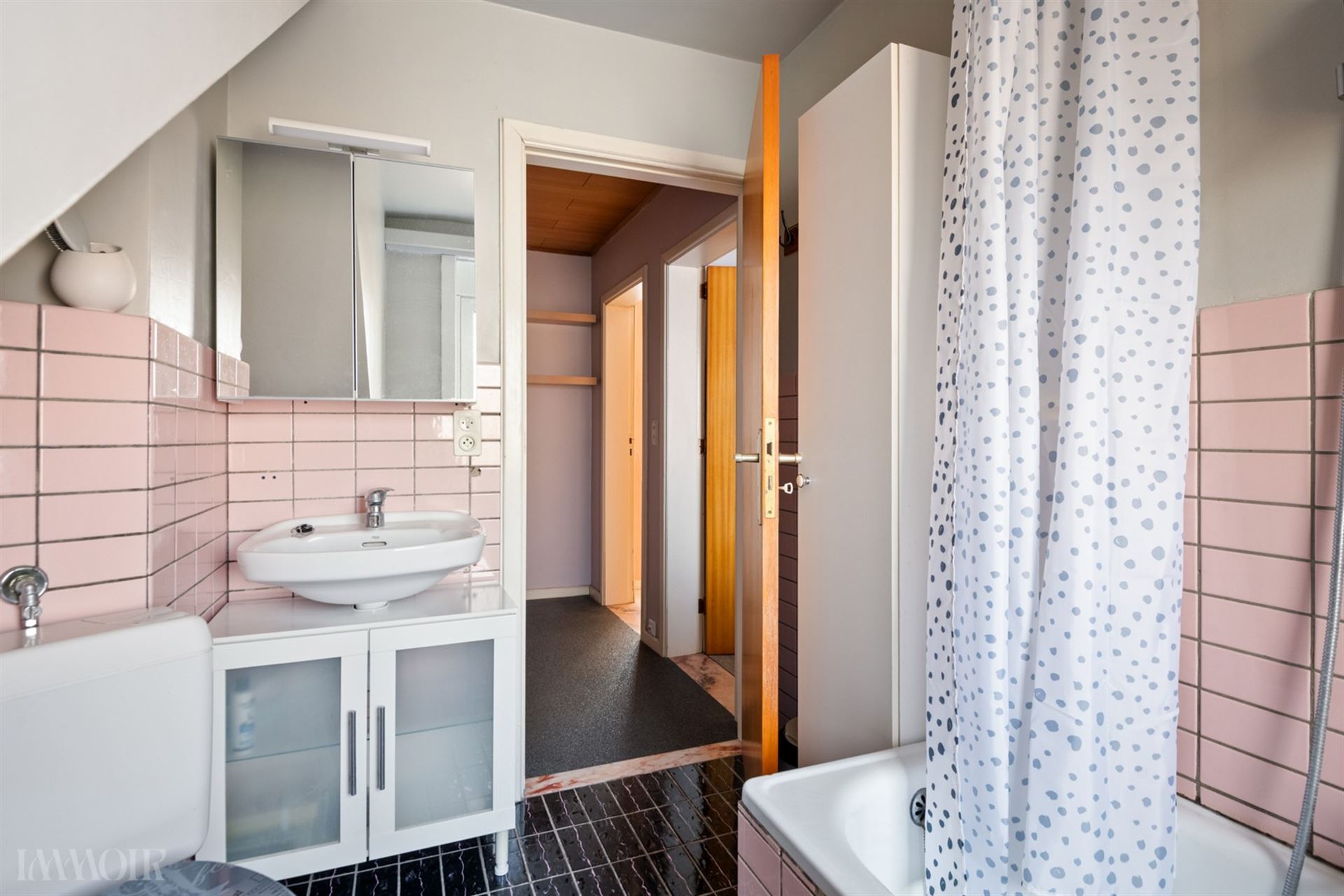 Charmante bel-etage met tuin en oprit nabij centrum Aartselaar.