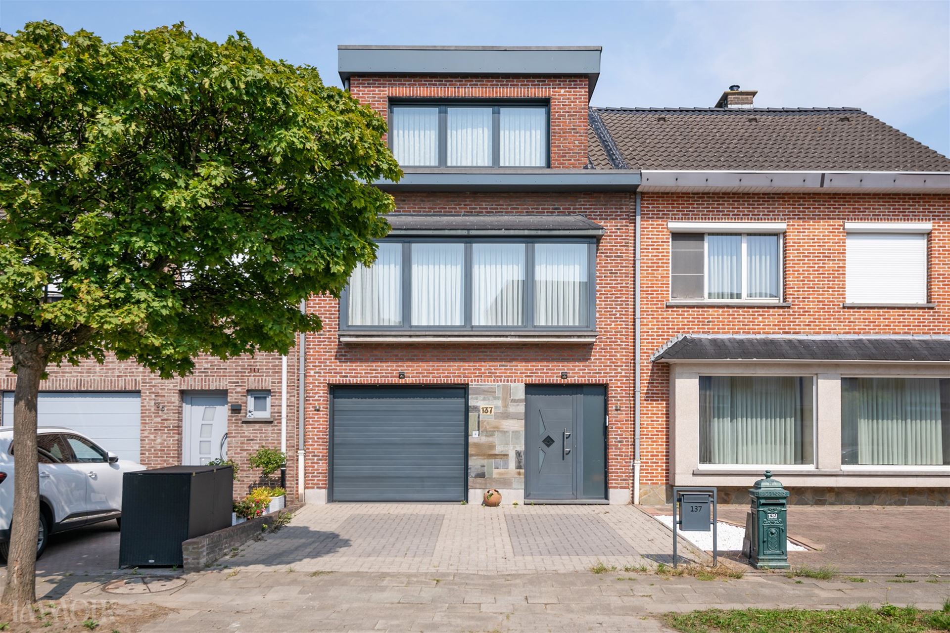 Charmante bel-etage met tuin en oprit nabij centrum Aartselaar.