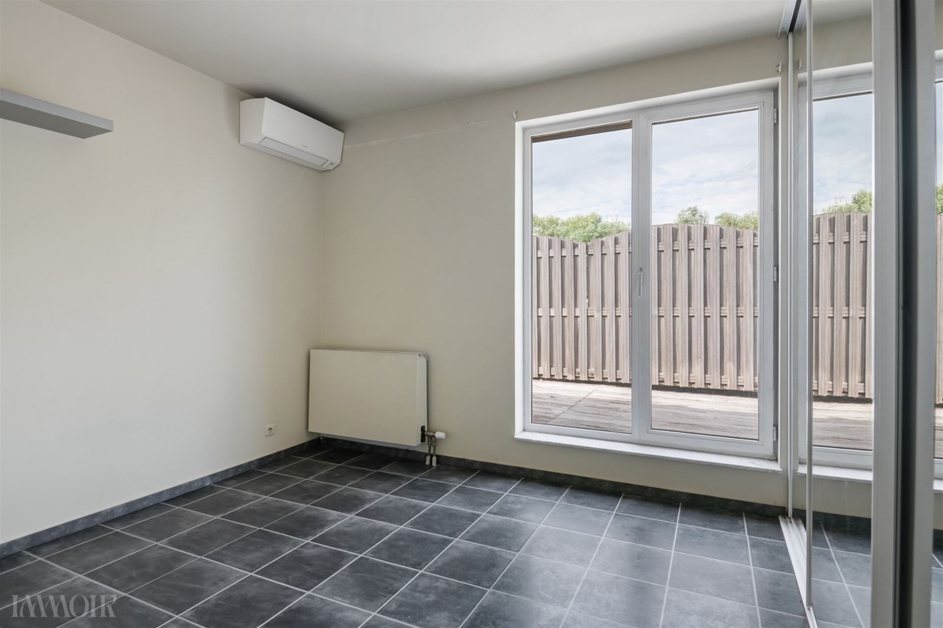 Instapklaar dakappartement met terras en panoramisch zicht in Merksem