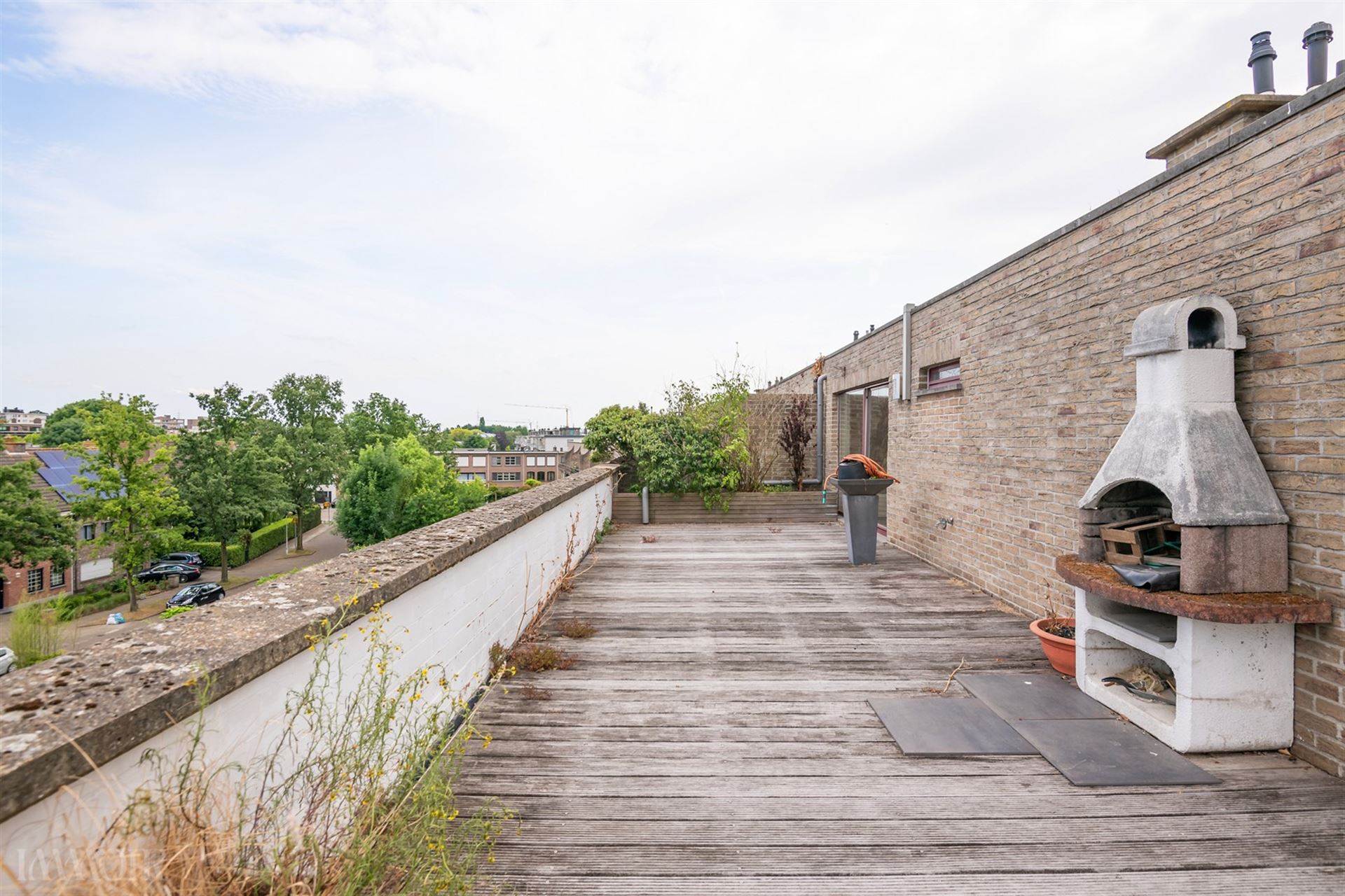 Instapklaar dakappartement met terras en panoramisch zicht in Merksem