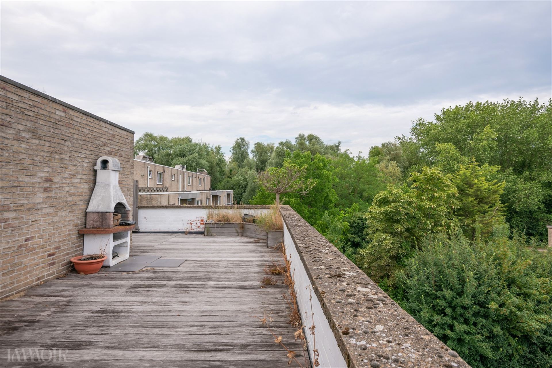 Instapklaar dakappartement met terras en panoramisch zicht in Merksem