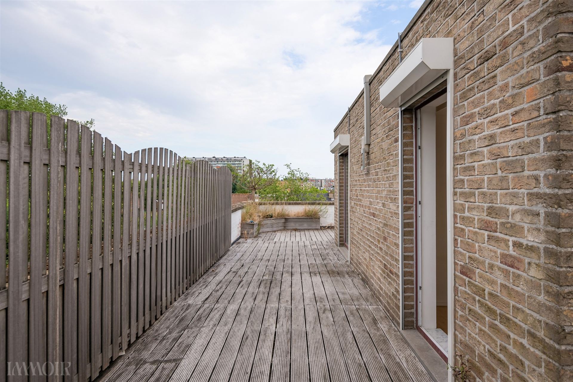 Instapklaar dakappartement met terras en panoramisch zicht in Merksem