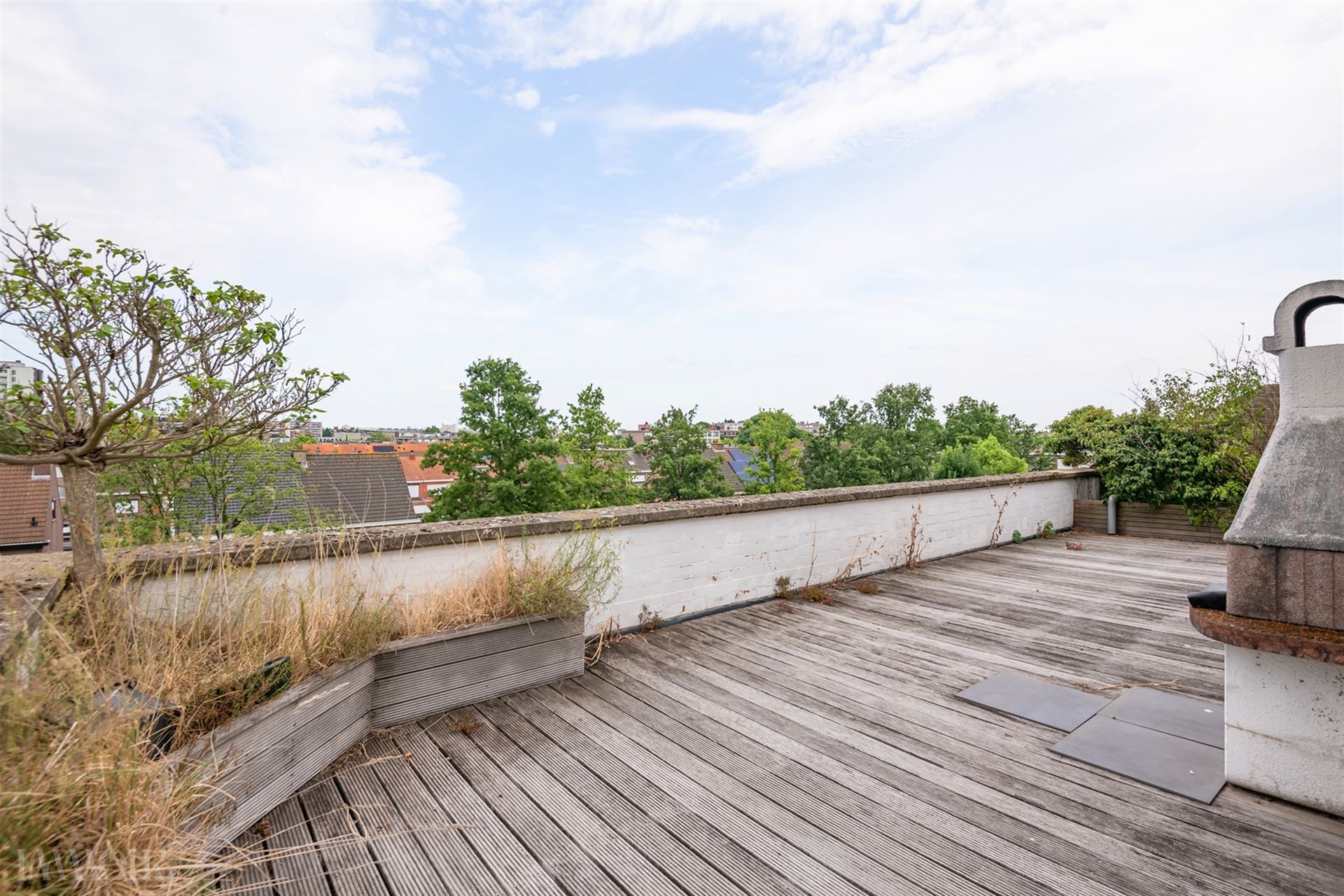 Instapklaar dakappartement met terras en panoramisch zicht in Merksem
