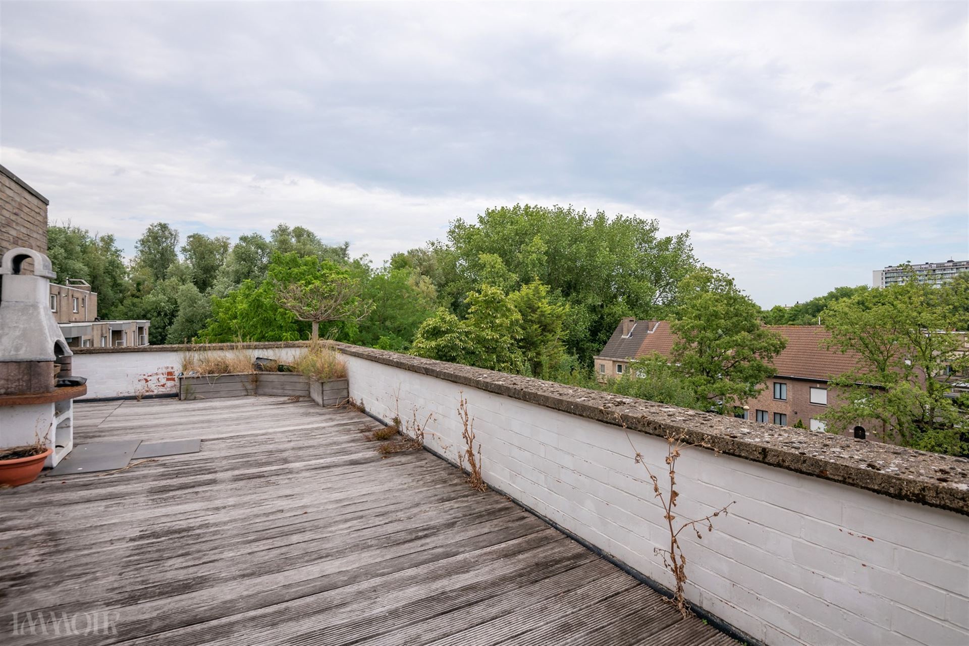 Instapklaar dakappartement met terras en panoramisch zicht in Merksem