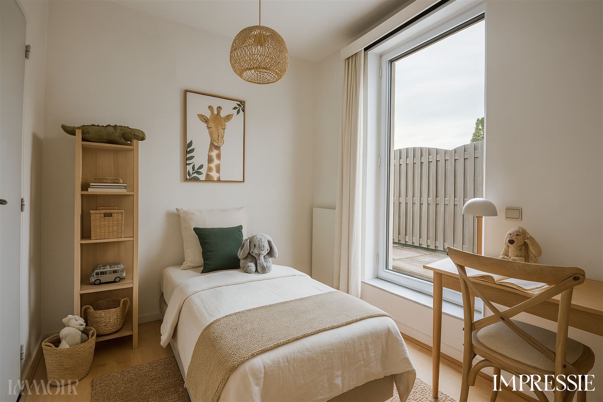 Instapklaar dakappartement met terras en panoramisch zicht in Merksem