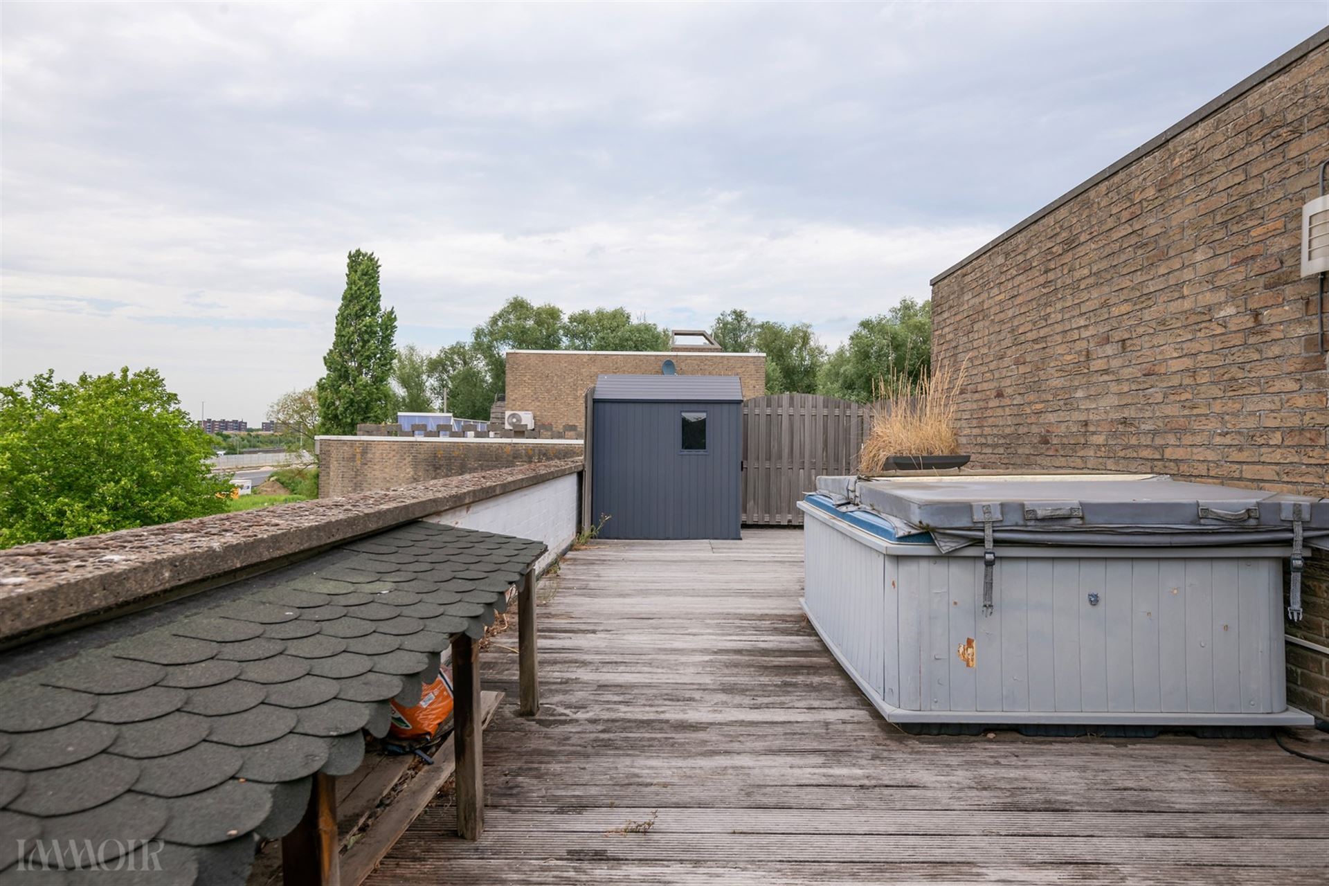Instapklaar dakappartement met terras en panoramisch zicht in Merksem