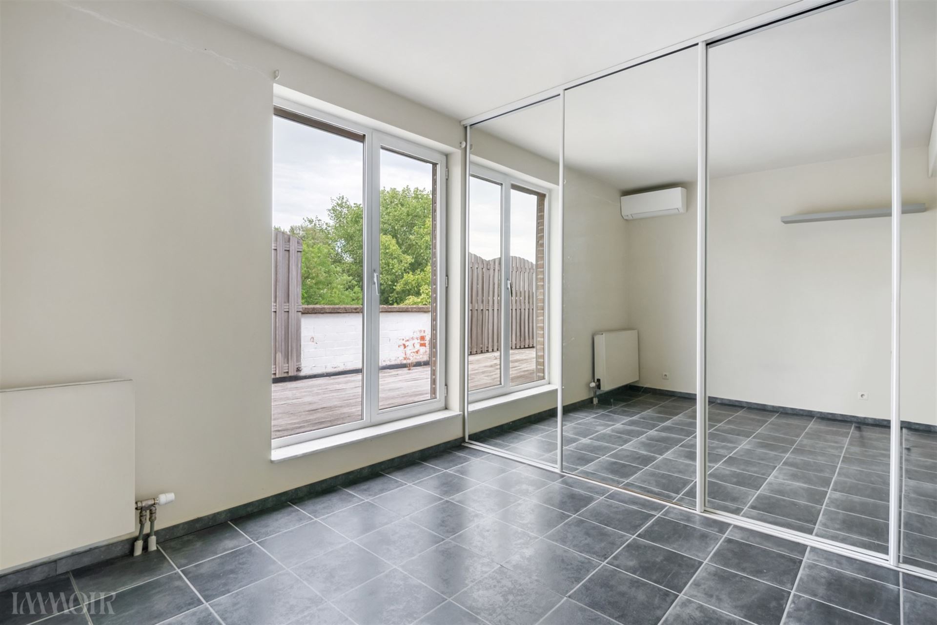 Instapklaar dakappartement met terras en panoramisch zicht in Merksem