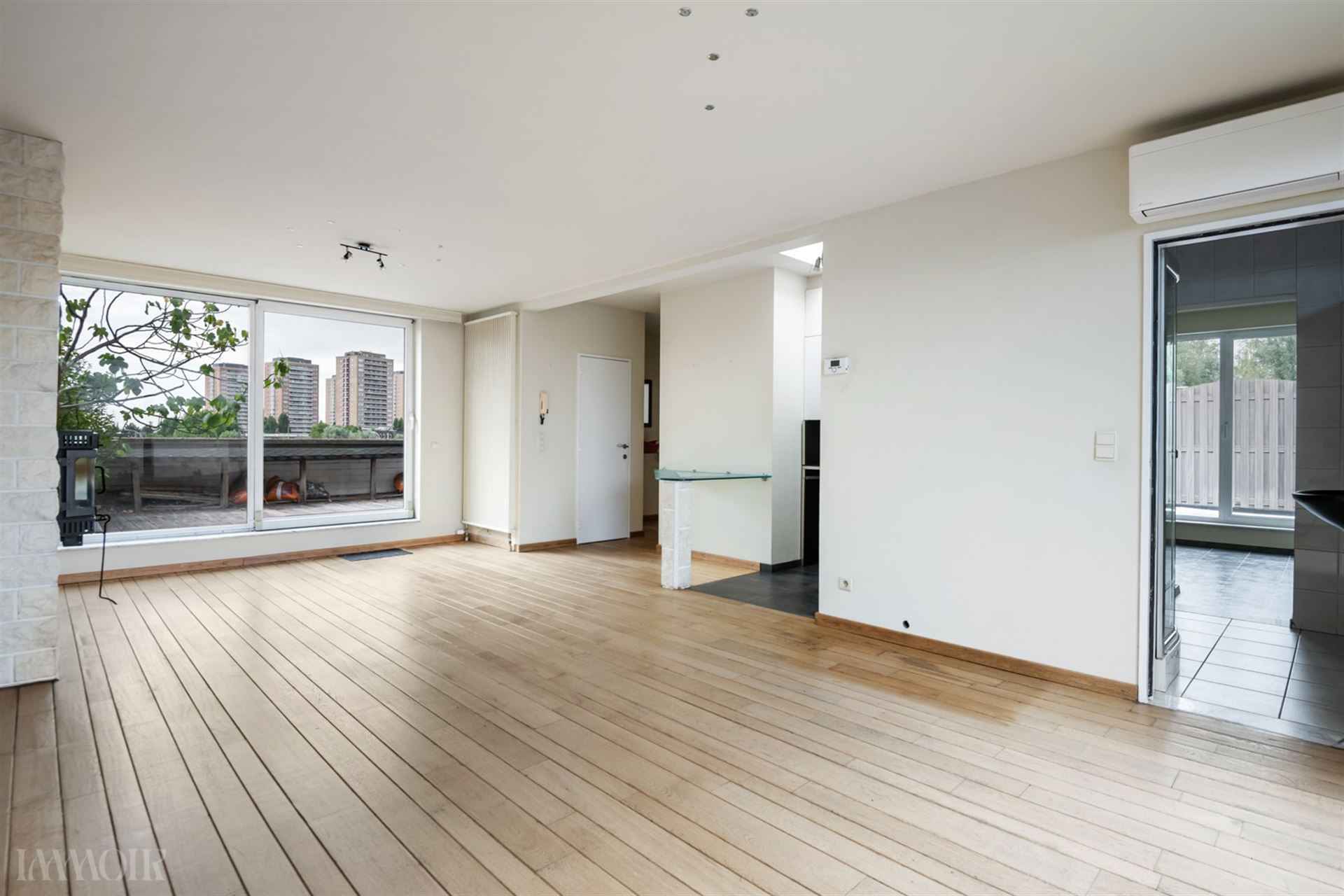 Instapklaar dakappartement met terras en panoramisch zicht in Merksem