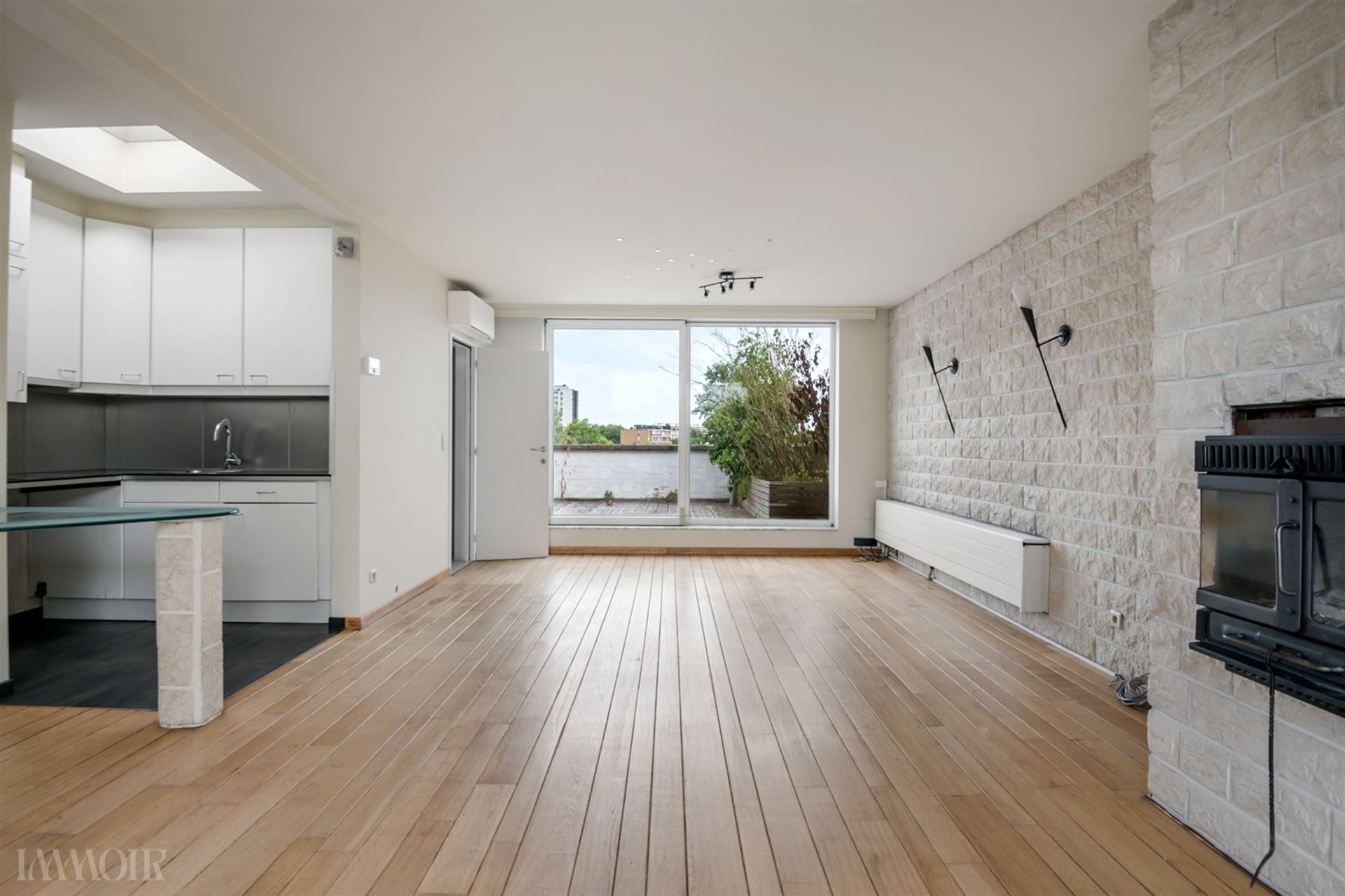 Instapklaar dakappartement met terras en panoramisch zicht in Merksem