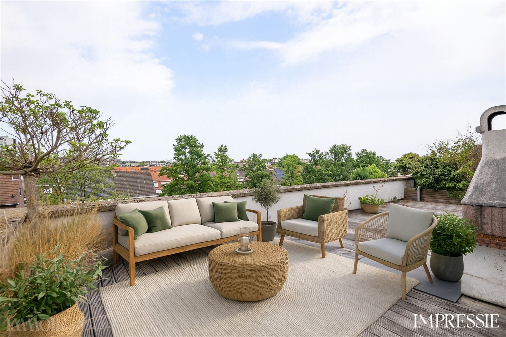 Instapklaar dakappartement met terras en panoramisch zicht in Merksem