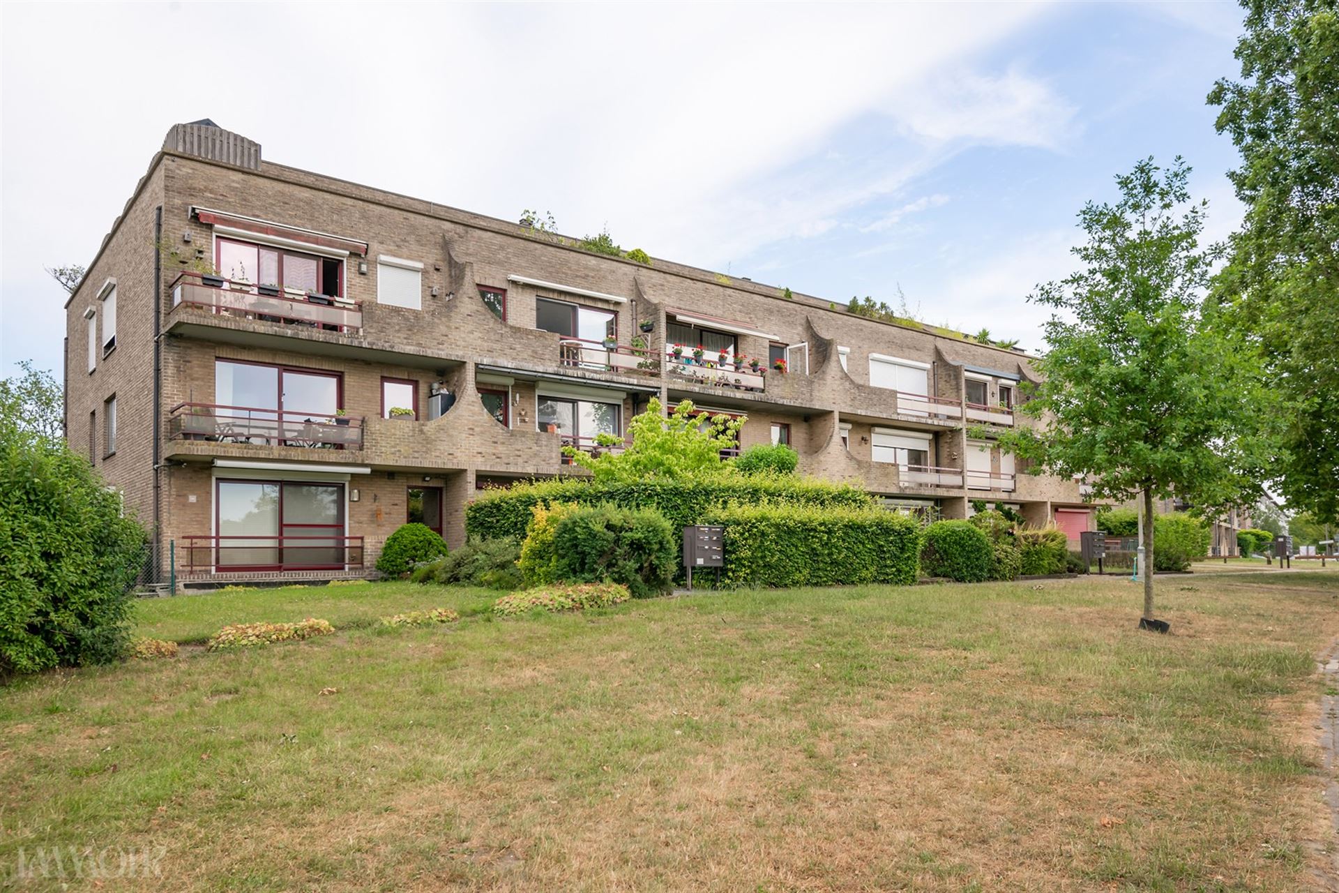 Instapklaar dakappartement met terras en panoramisch zicht in Merksem