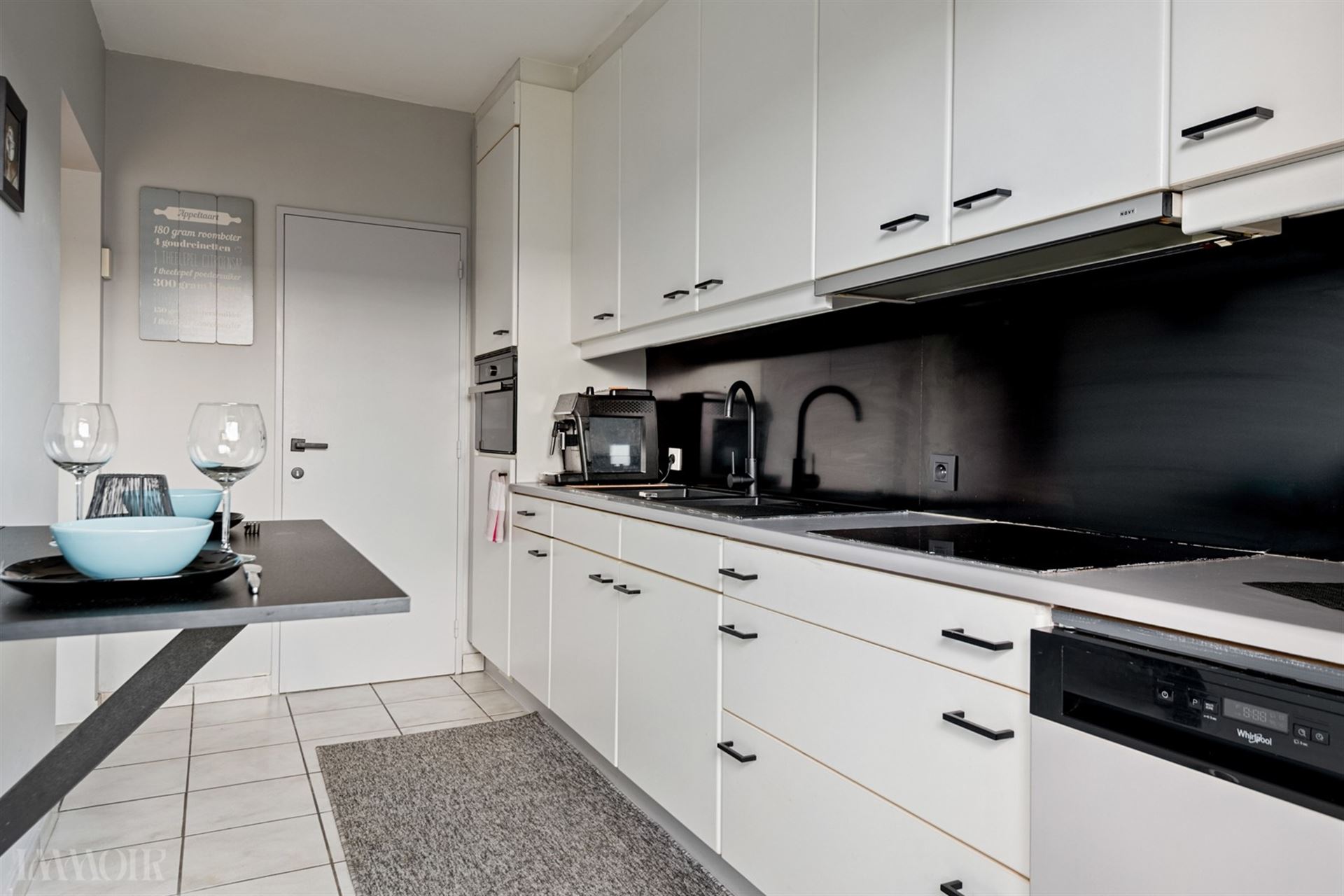 Instapklaar gelijkvloers appartement met tuin en garagebox in Merksem