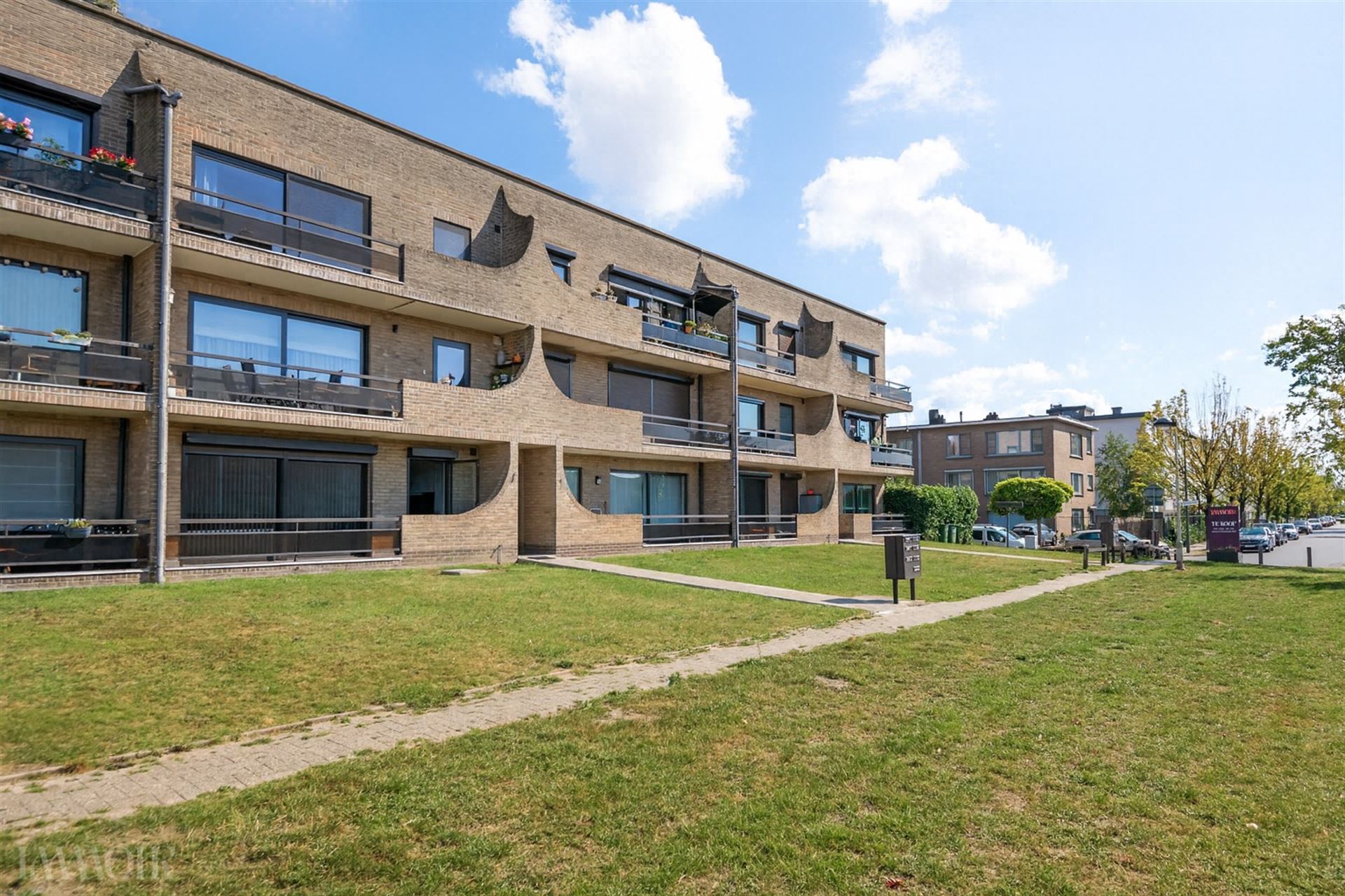 Instapklaar gelijkvloers appartement met tuin en garagebox in Merksem