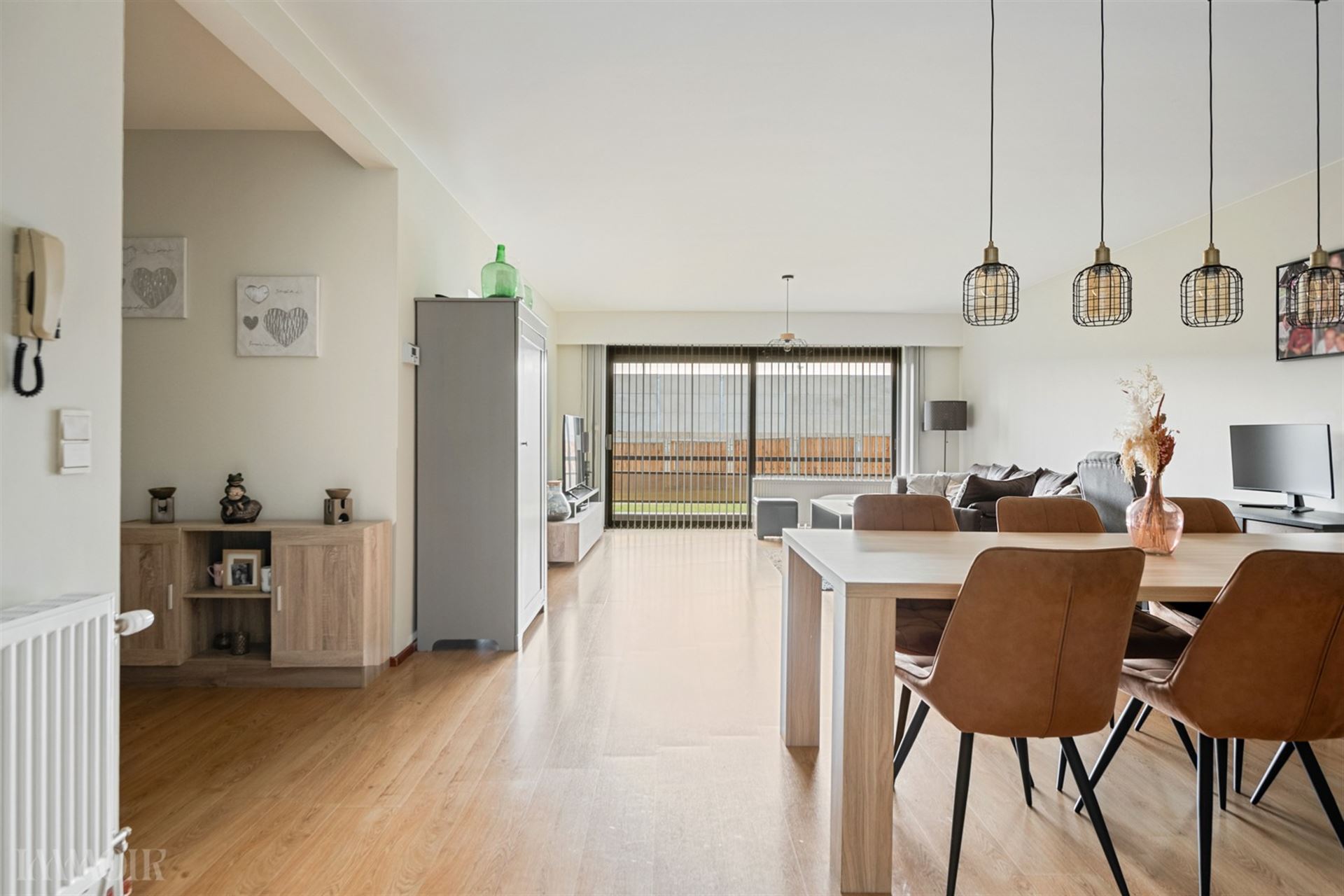 Instapklaar gelijkvloers appartement met tuin en garagebox in Merksem