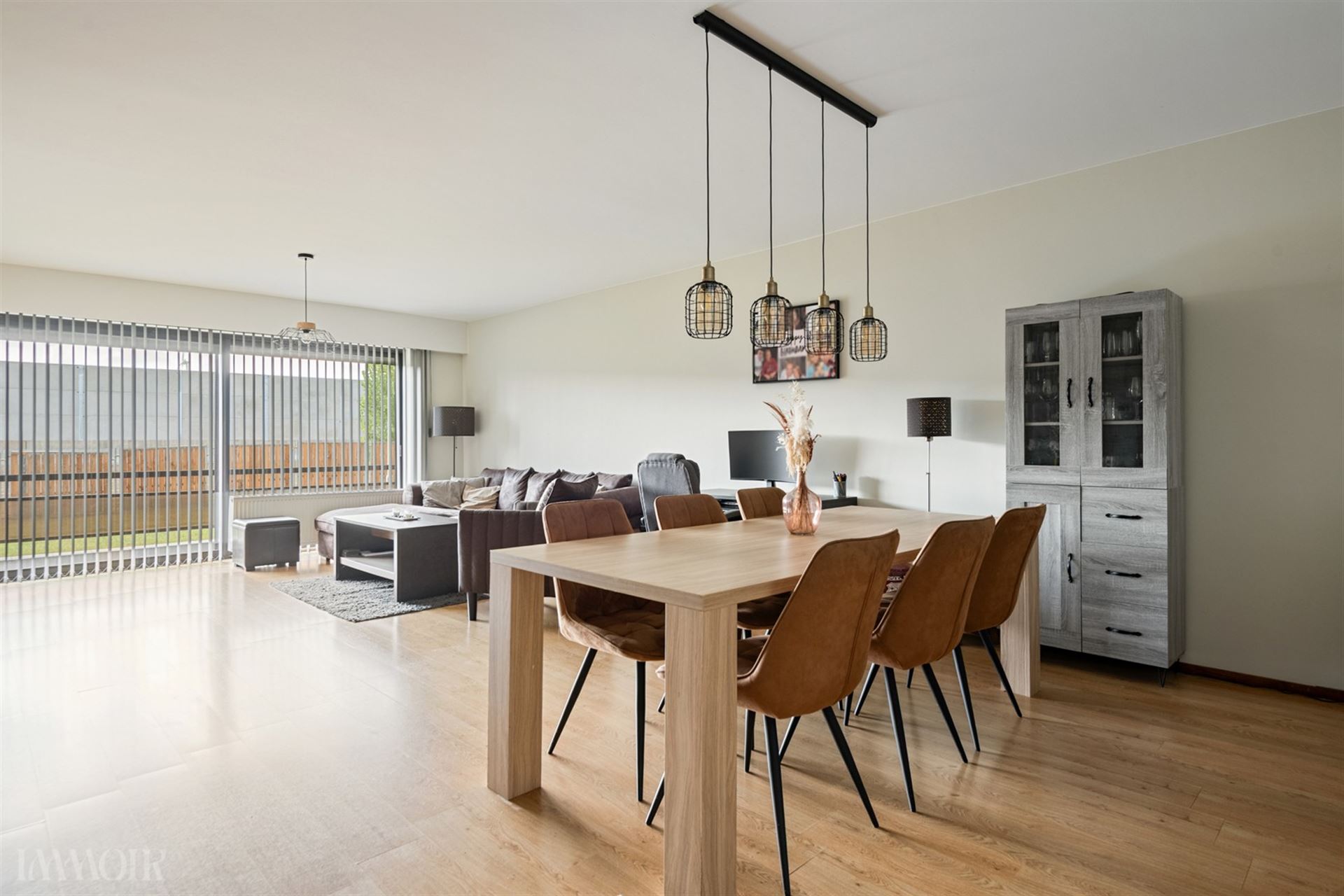 Instapklaar gelijkvloers appartement met tuin en garagebox in Merksem