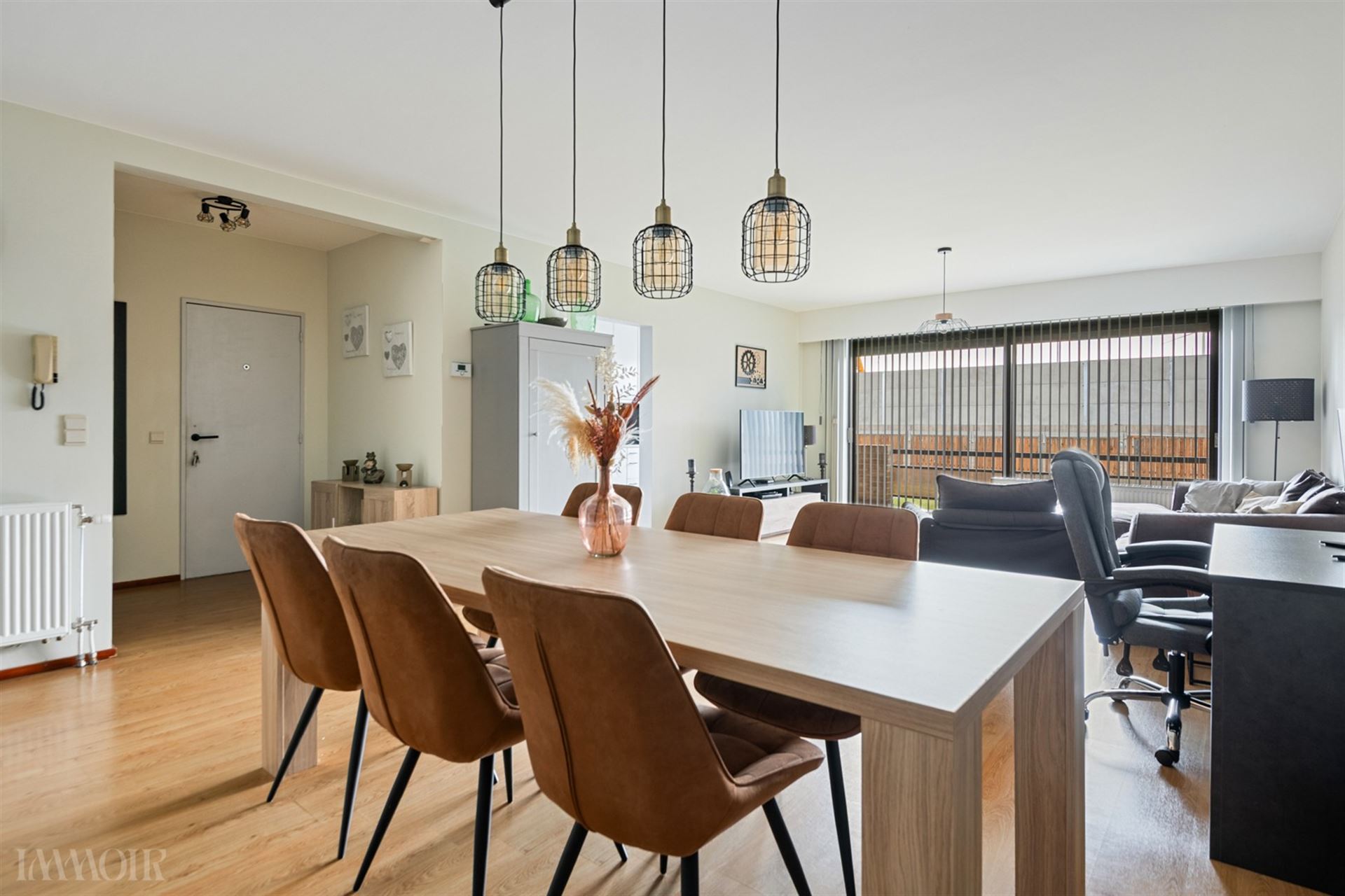 Instapklaar gelijkvloers appartement met tuin en garagebox in Merksem