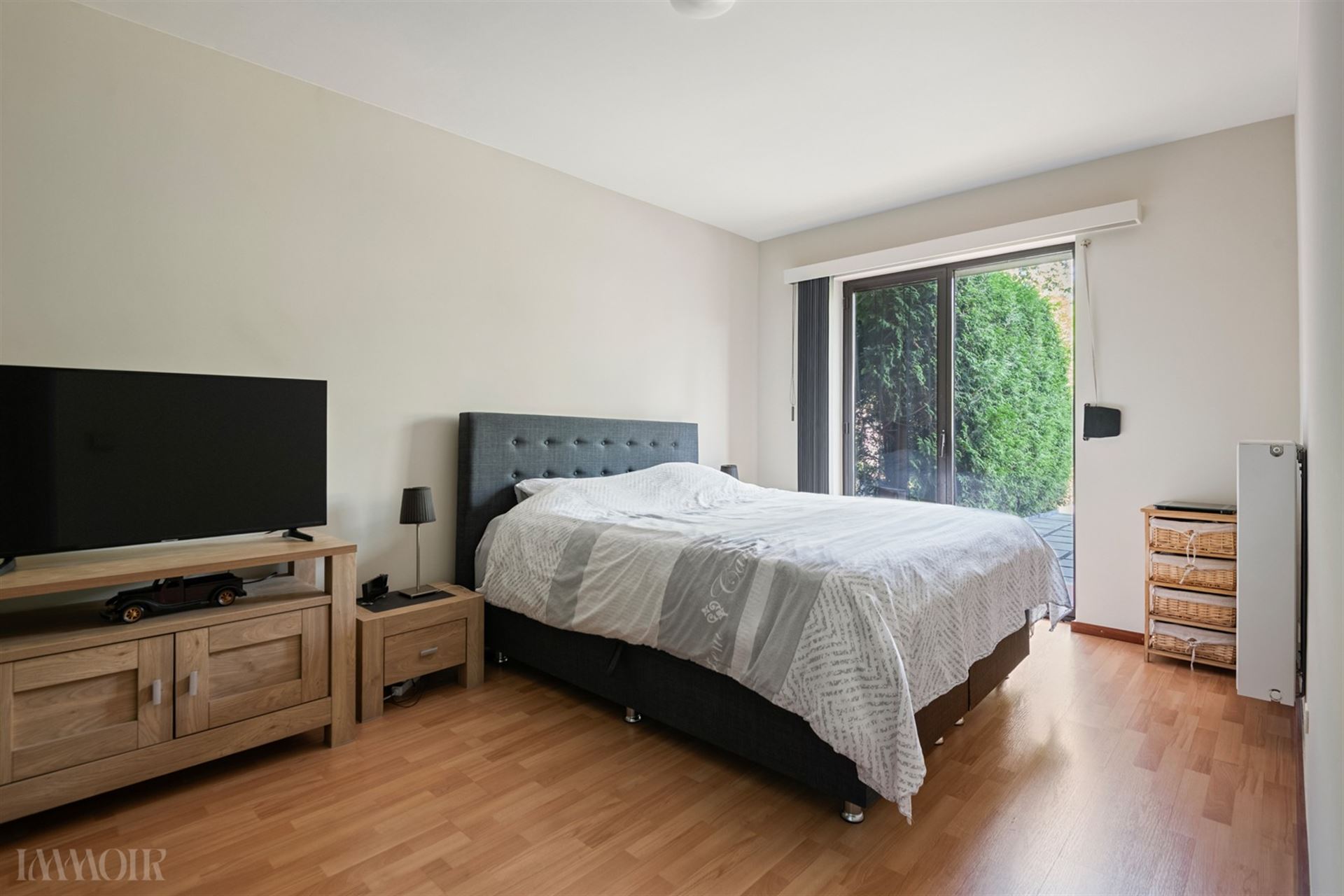 Instapklaar gelijkvloers appartement met tuin en garagebox in Merksem