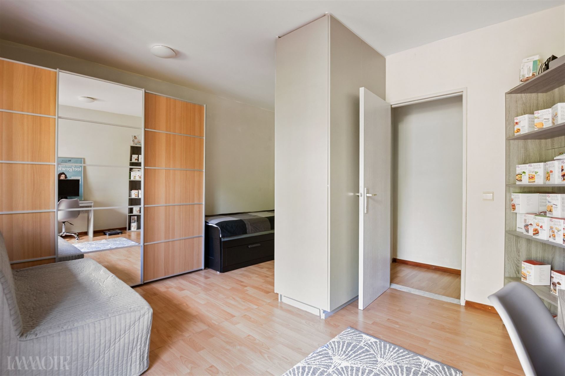 Instapklaar gelijkvloers appartement met tuin en garagebox in Merksem