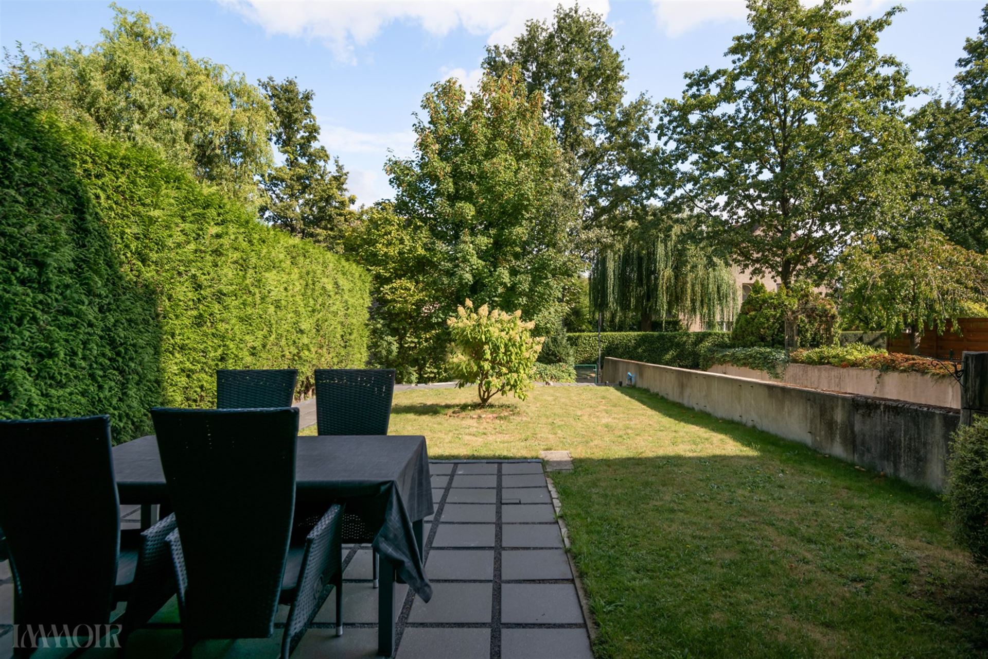 Instapklaar gelijkvloers appartement met tuin en garagebox in Merksem