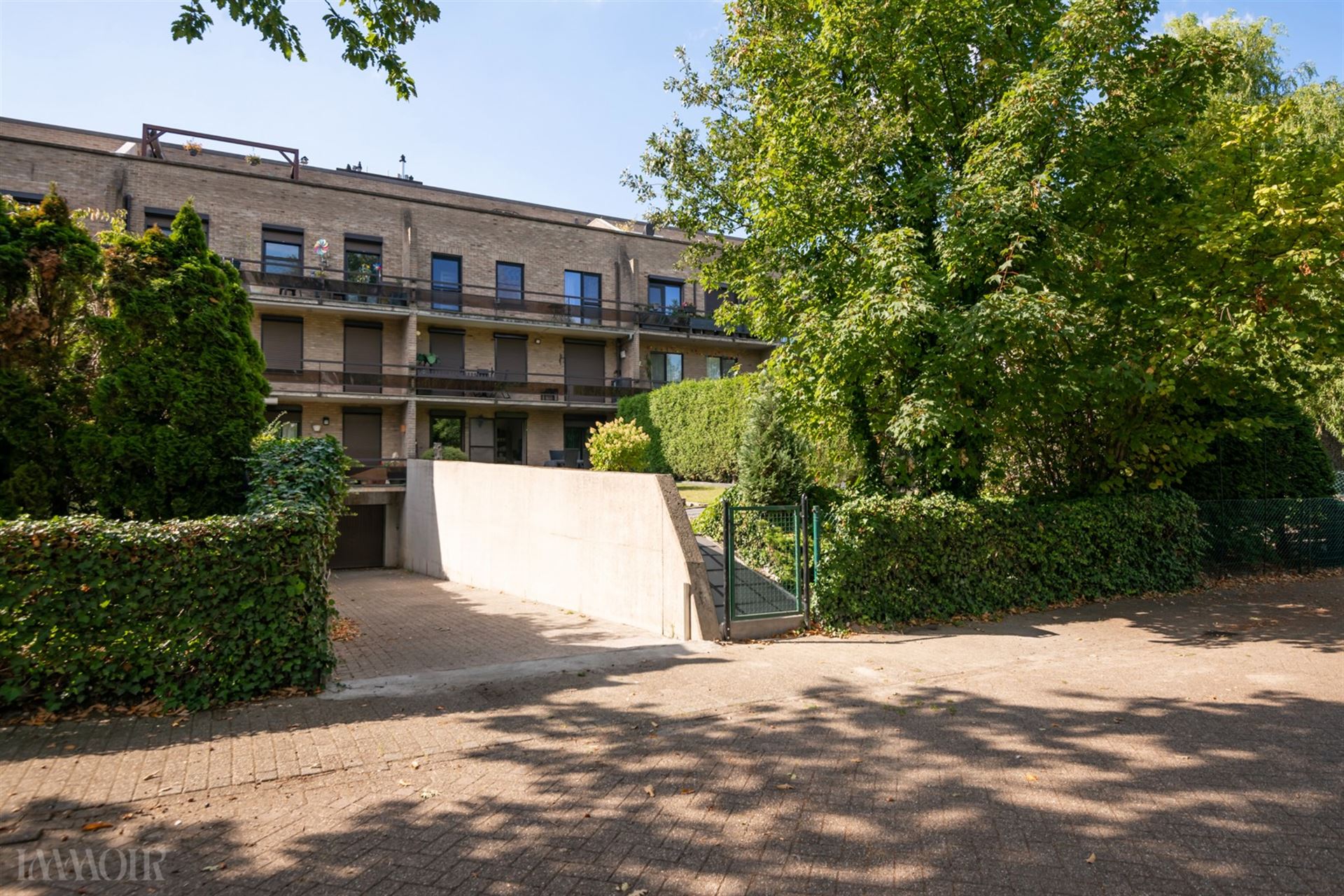 Instapklaar gelijkvloers appartement met tuin en garagebox in Merksem