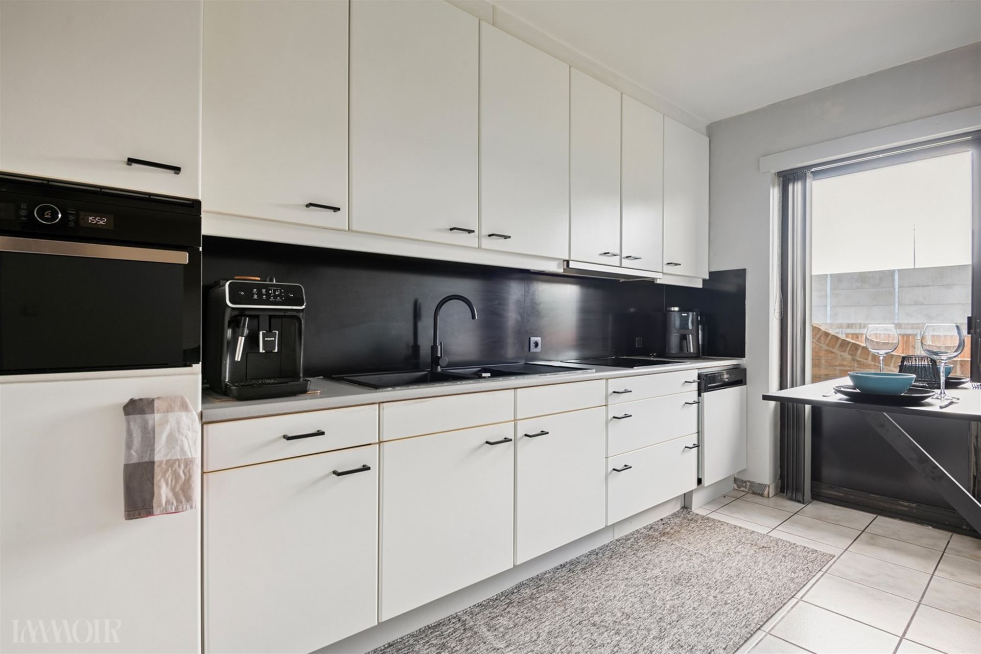 Instapklaar gelijkvloers appartement met tuin en garagebox in Merksem