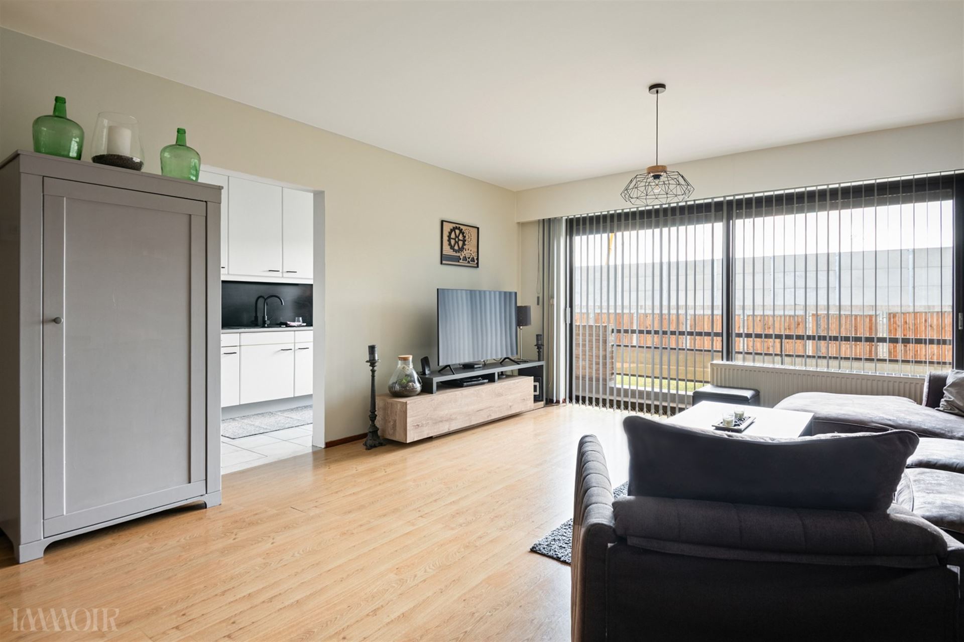 Instapklaar gelijkvloers appartement met tuin en garagebox in Merksem