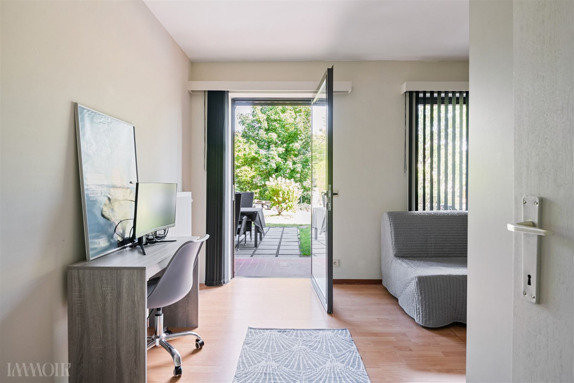 Instapklaar gelijkvloers appartement met tuin en garagebox in Merksem