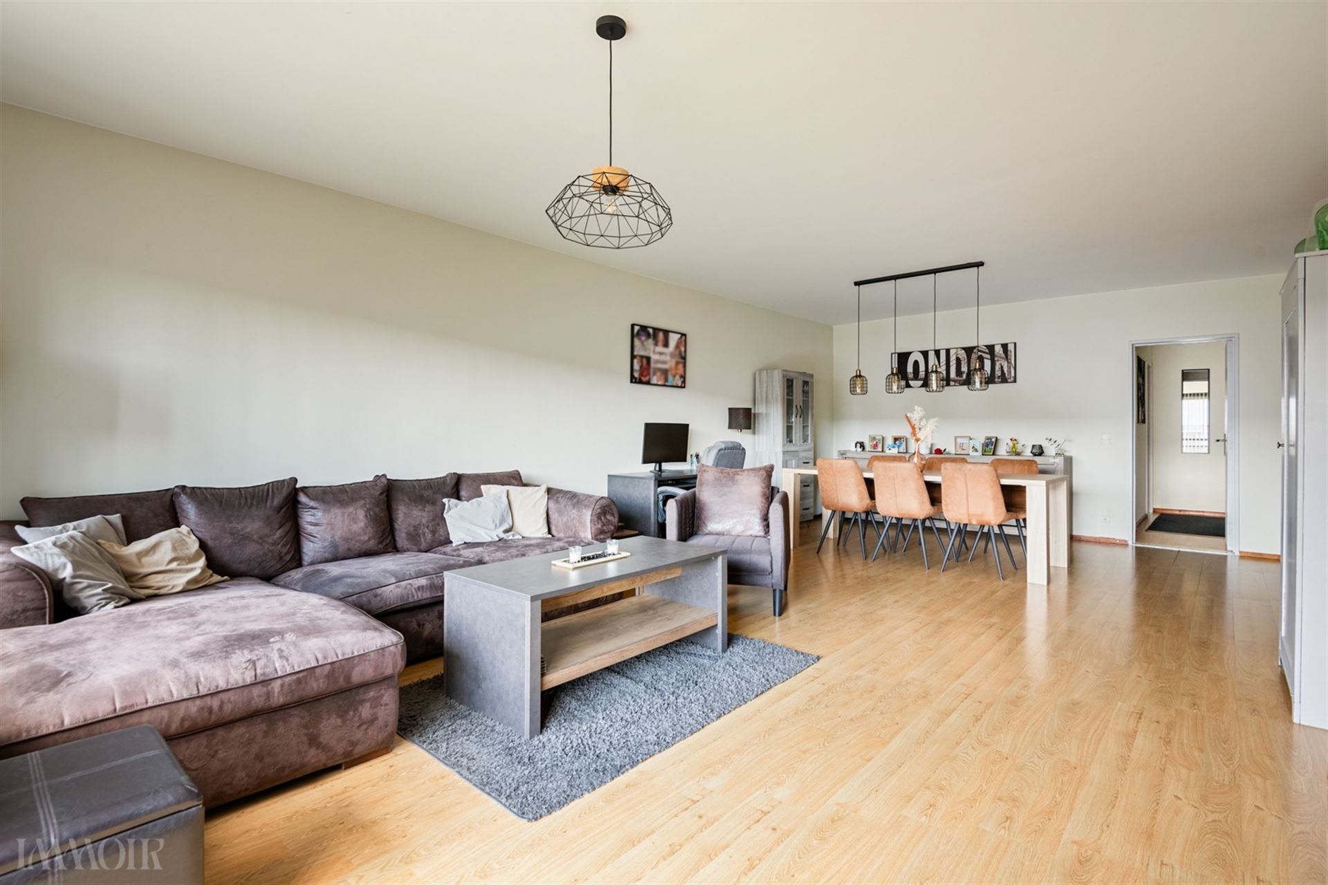 Instapklaar gelijkvloers appartement met tuin en garagebox in Merksem