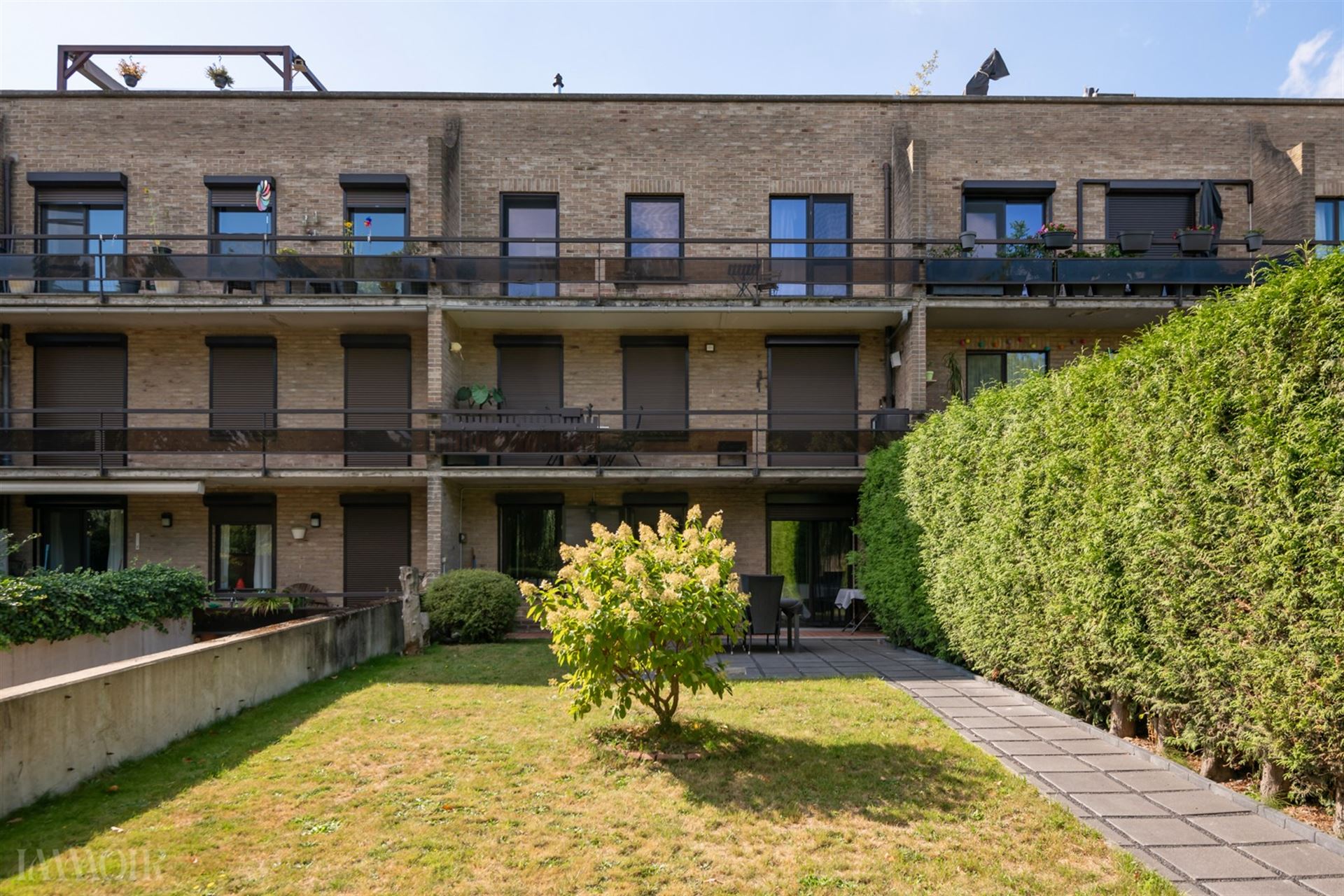 Instapklaar gelijkvloers appartement met tuin en garagebox in Merksem