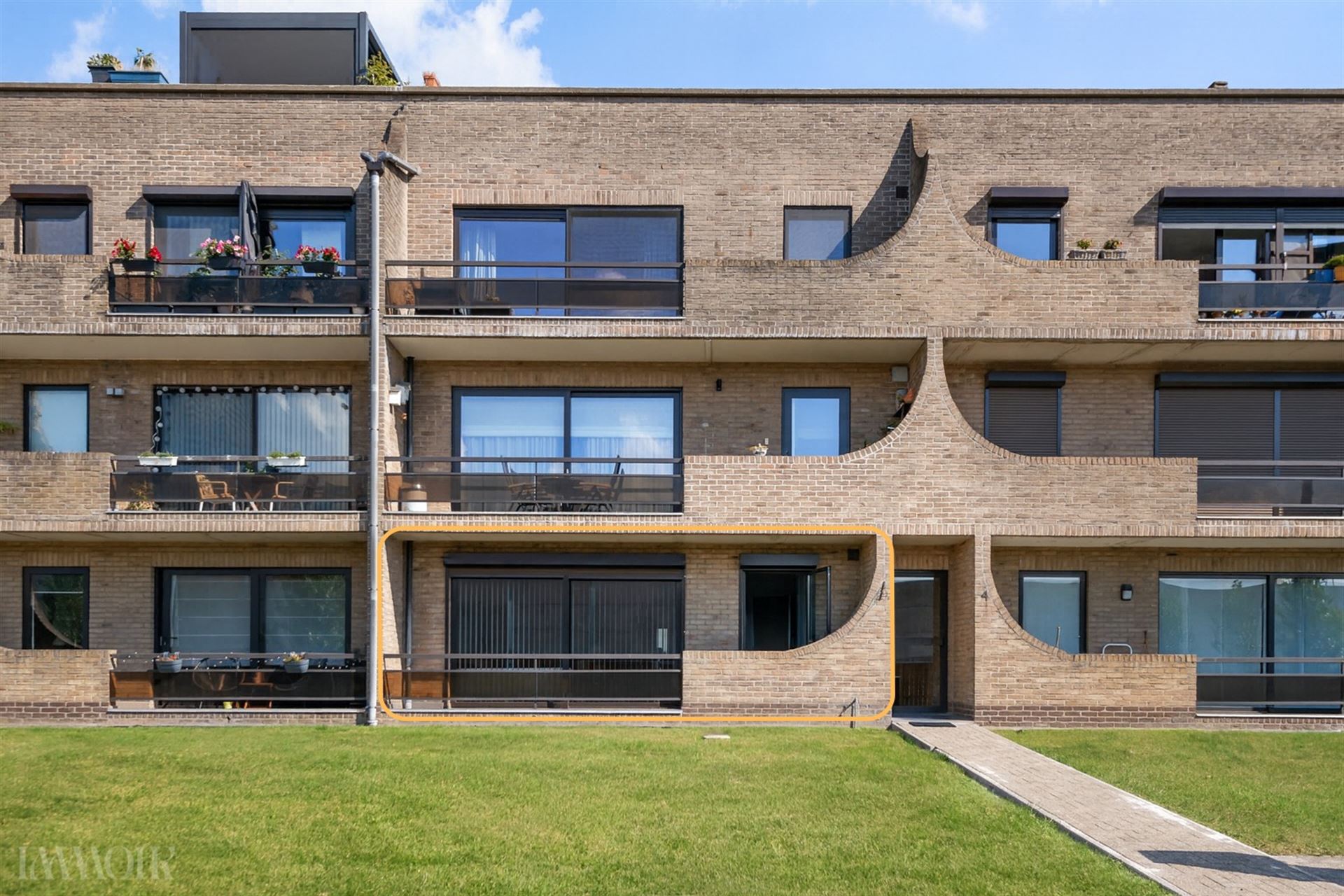 Instapklaar gelijkvloers appartement met tuin en garagebox in Merksem