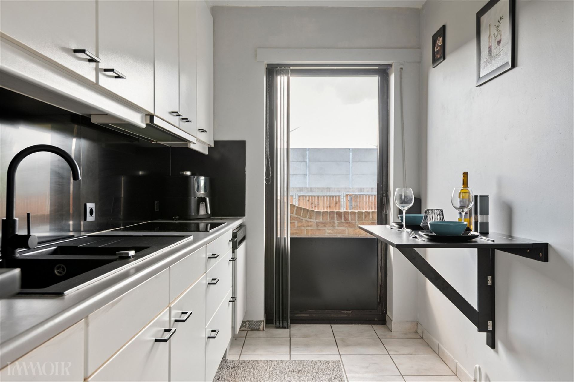 Instapklaar gelijkvloers appartement met tuin en garagebox in Merksem