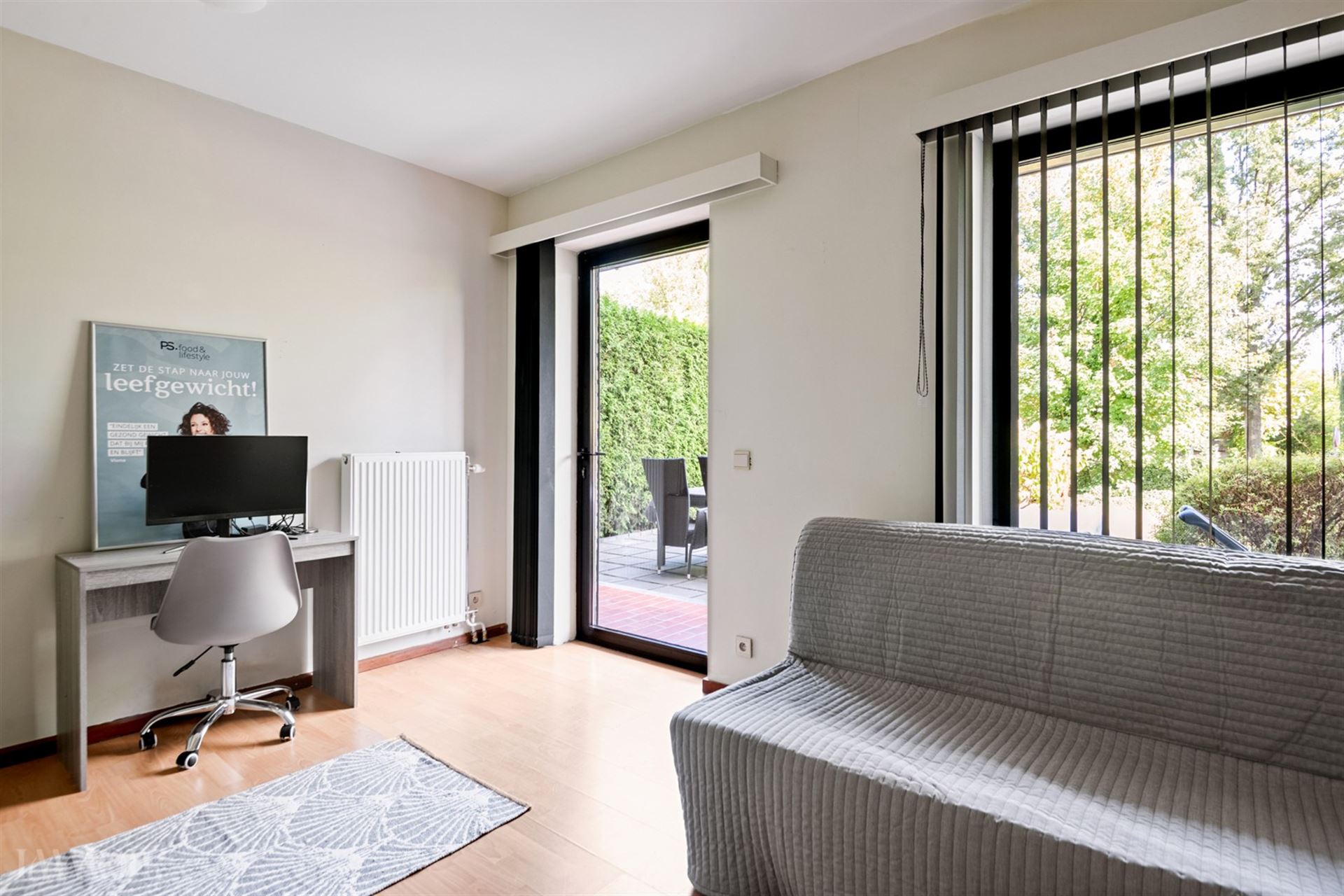 Instapklaar gelijkvloers appartement met tuin en garagebox in Merksem