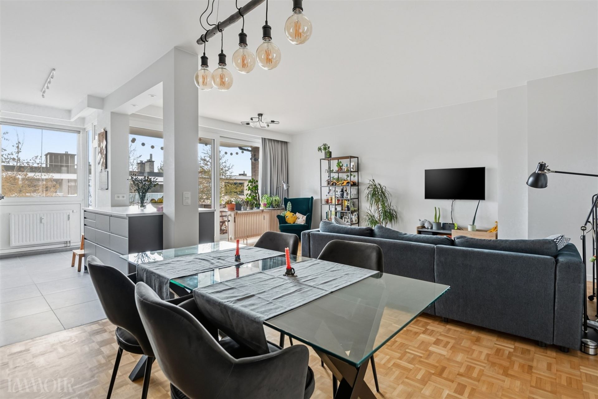 Instapklaar goed onderhouden 2 slaapkamerappartement nabij Fruithoflaan.