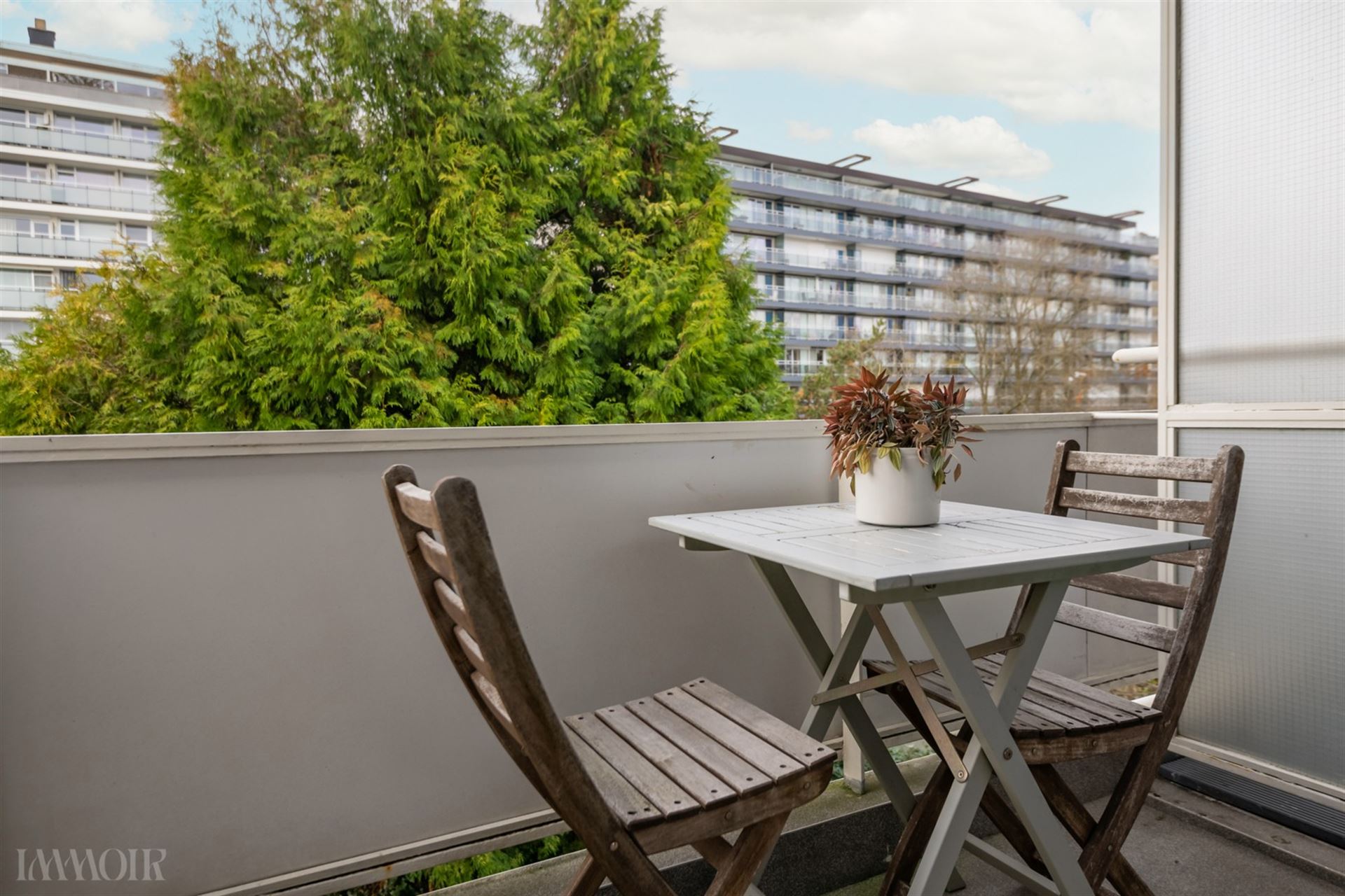 Instapklaar goed onderhouden 2 slaapkamerappartement nabij Fruithoflaan.
