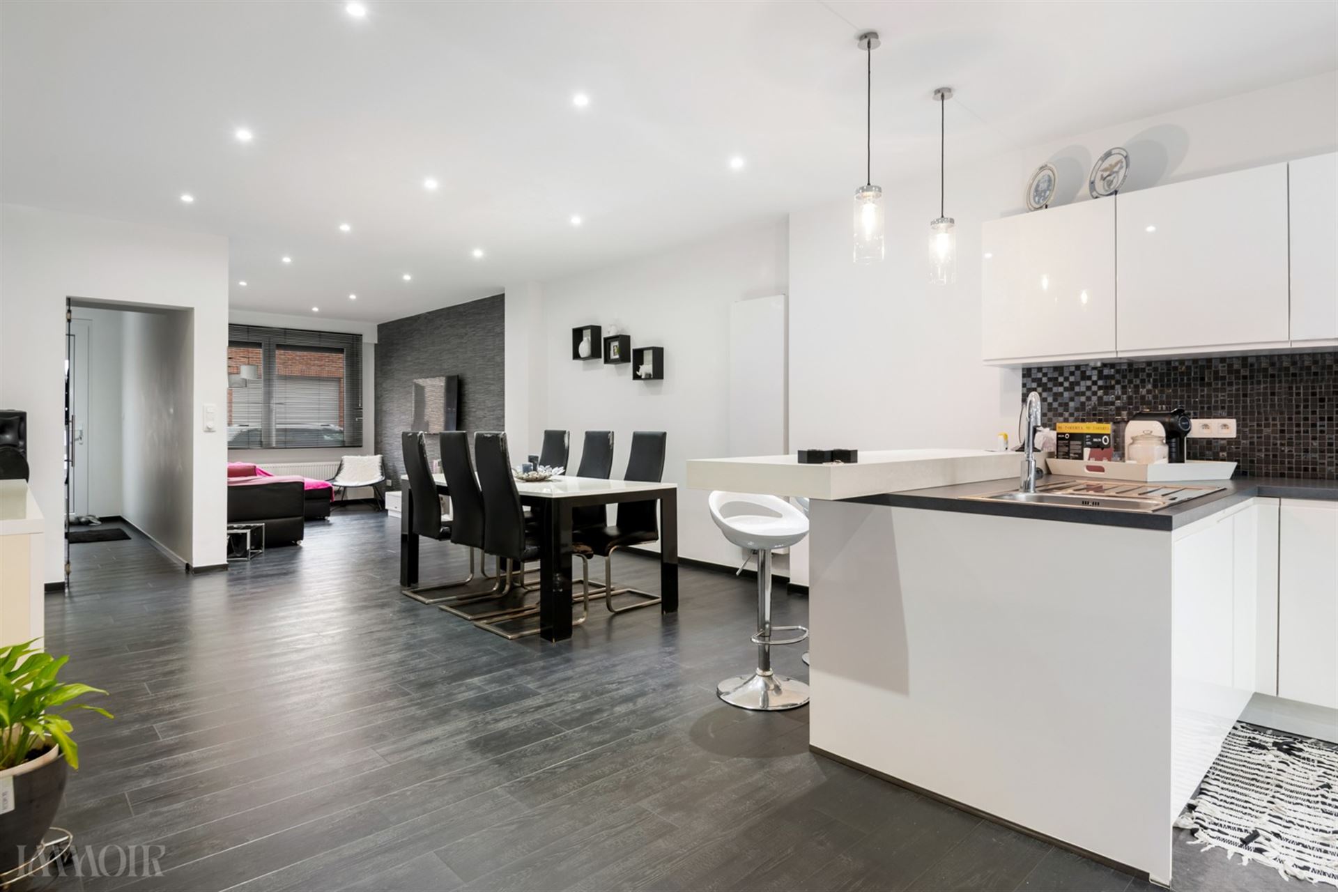 Instapklare en gerenoveerde woning in hartje Merksem.