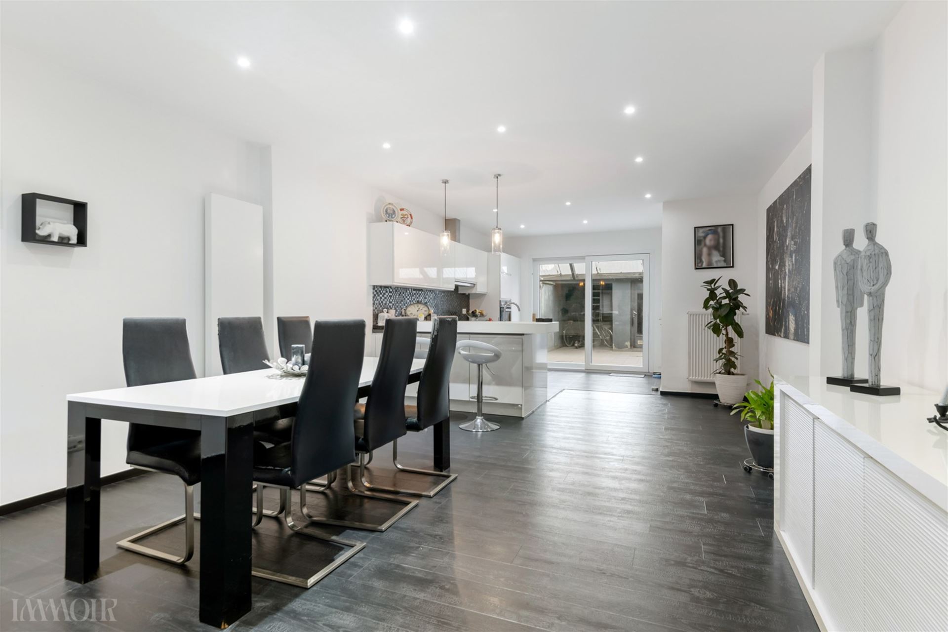 Instapklare en gerenoveerde woning in hartje Merksem.
