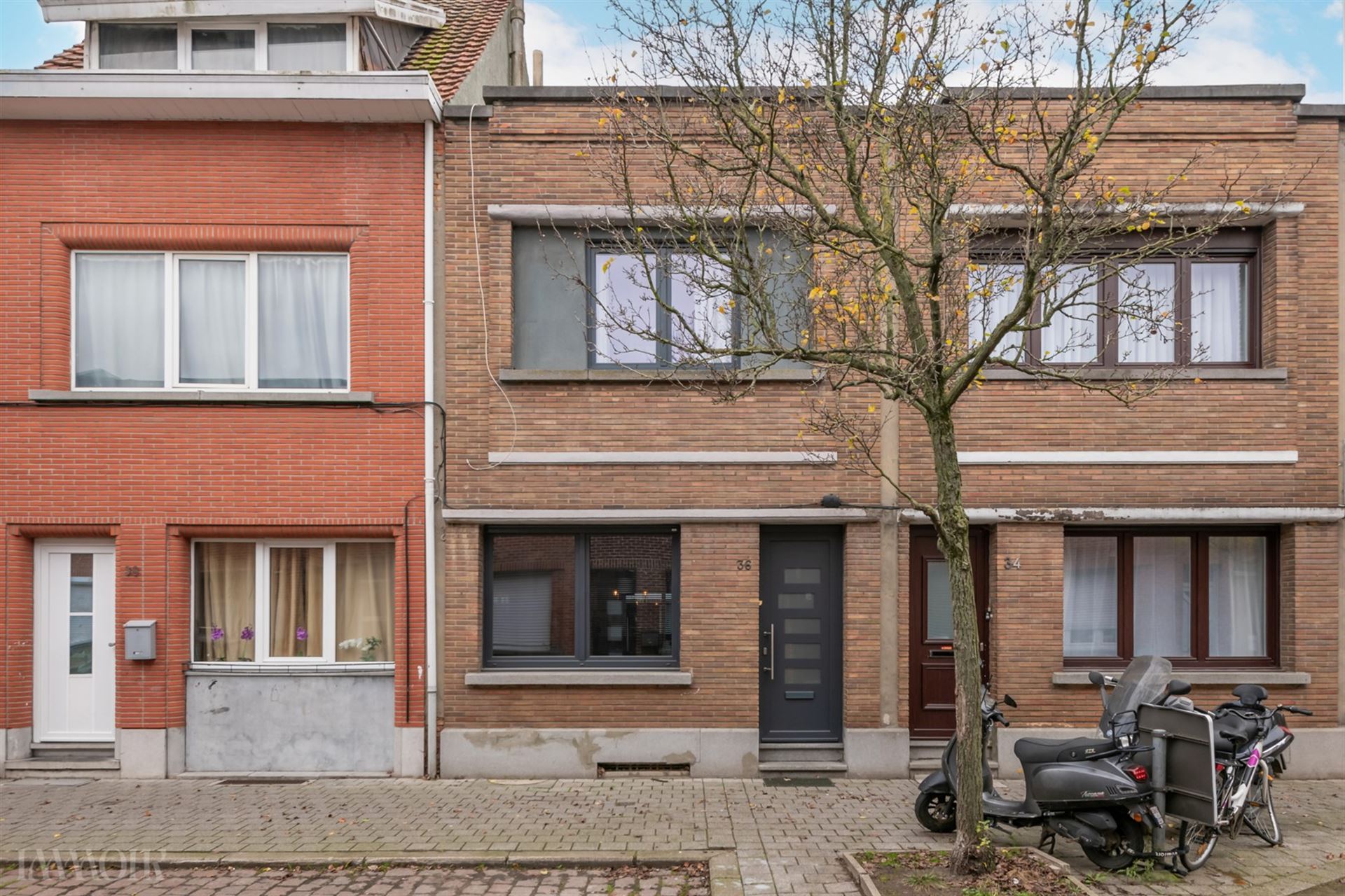 Instapklare en gerenoveerde woning in hartje Merksem.