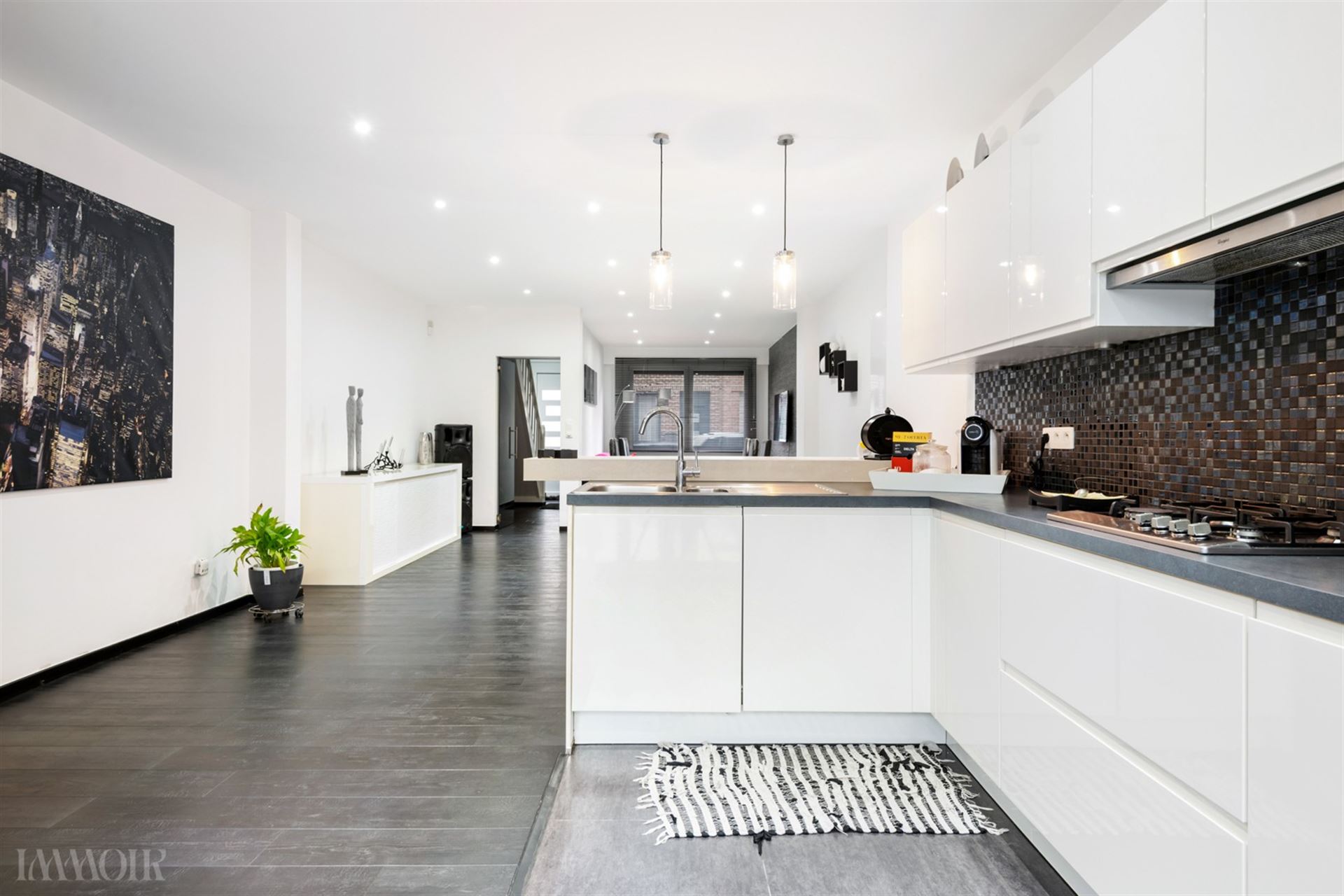 Instapklare en gerenoveerde woning in hartje Merksem.