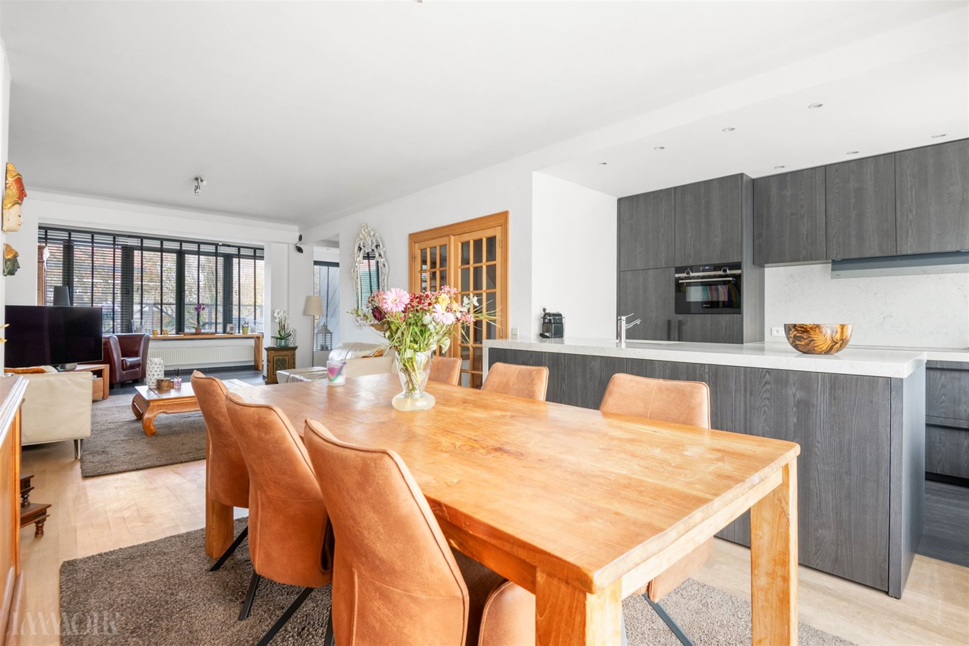 Prachtig gerenoveerde woning met praktijk/studio in hartje Schoten.