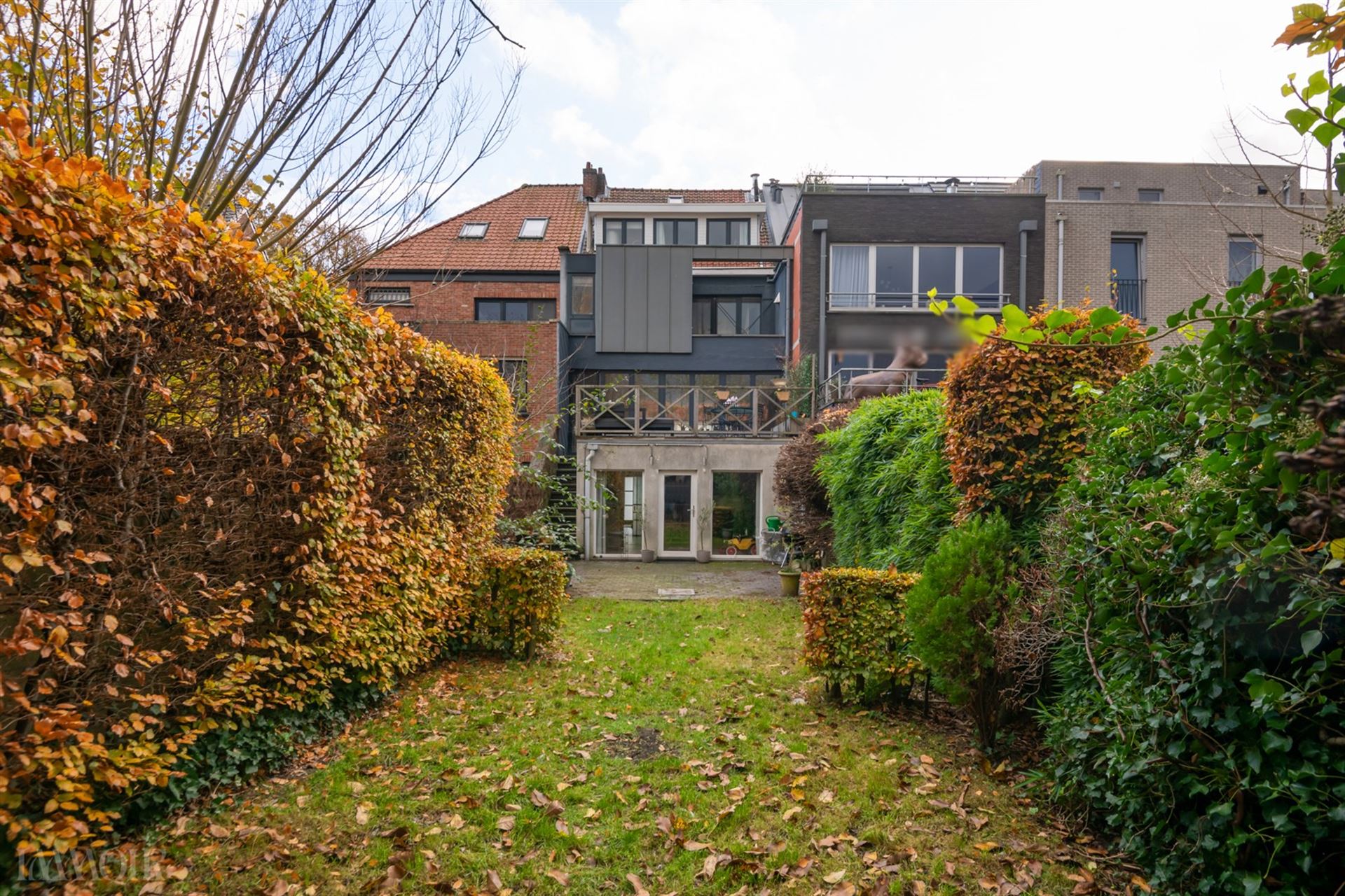 Prachtig gerenoveerde woning met praktijk/studio in hartje Schoten.