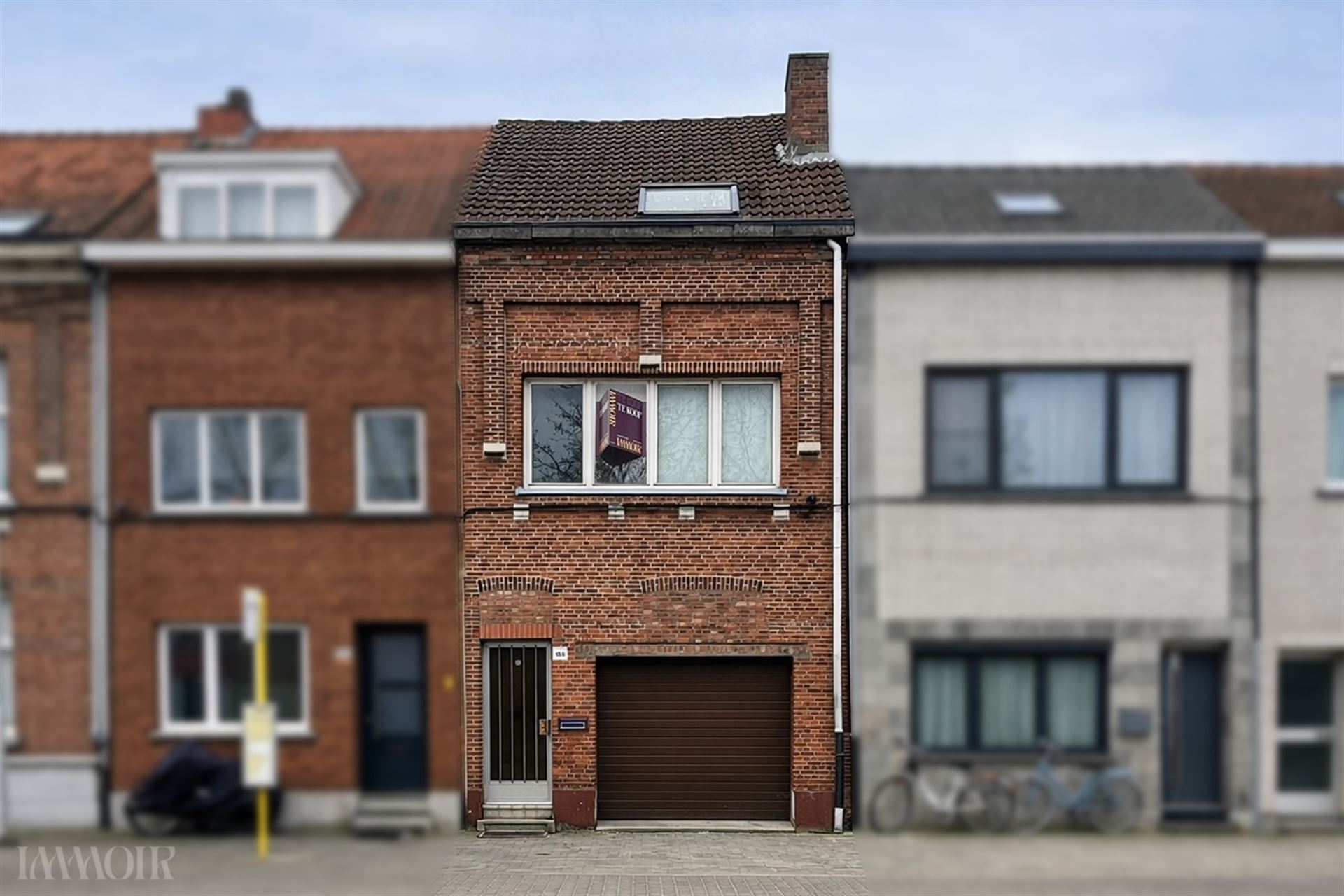 Te renoveren belétagewoning met veel potentieel.